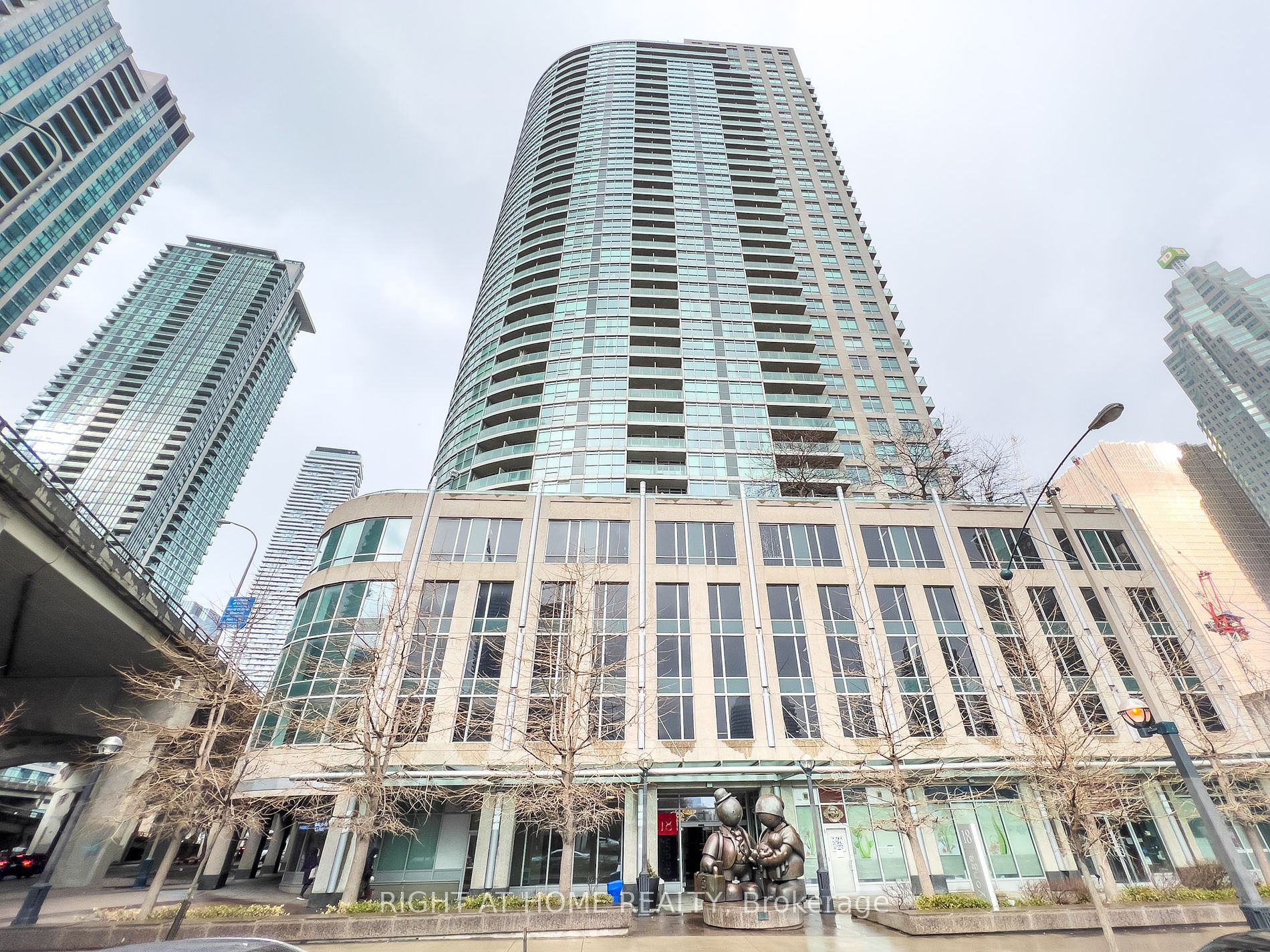 18 Yonge St 1405