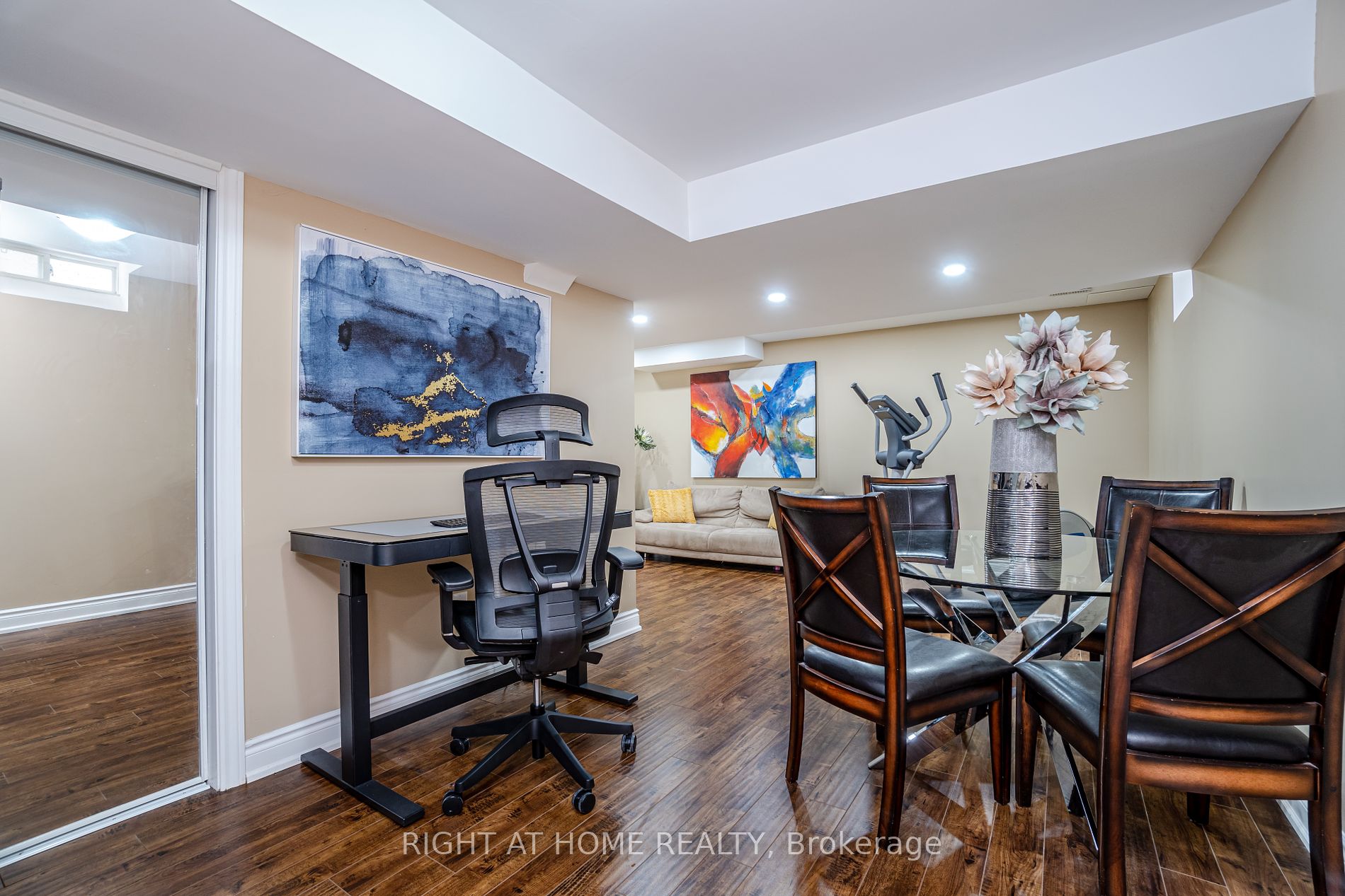19 W Dehaviland Cres