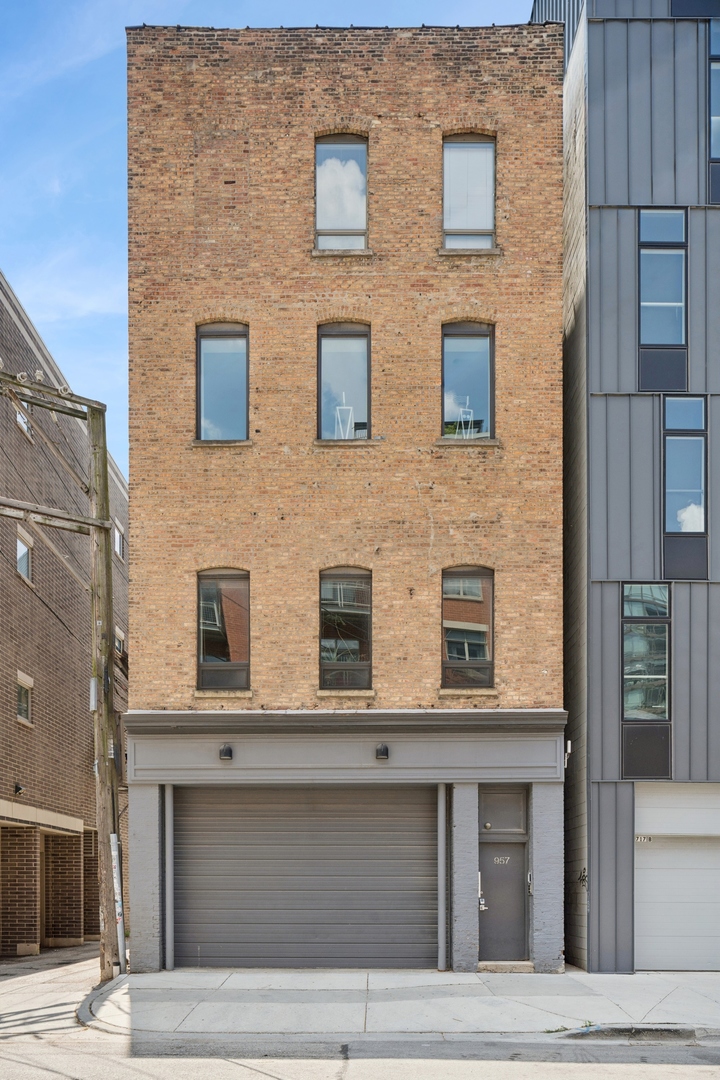 MATTERPORT/3D VIRTUAL TOUR LINK AVAILABLE! if you want a tiny cookie-cutter layout & generic finishes with no soul, this place is not for you at all. Minutes to FULTON MARKET & walkable to everything including public transportation, multiple parks, endless dining & entertainment options & all that WEST TOWN/RIVER WEST have to offer, this is an absolutely one-of-a-kind/ONCE-IN-A-LIFETIME OPPORTUNITY to live in a completely flexible 4800+sqft 3bed+office+family room+great/media room+sauna/2.1bath extra-wide (nearly 22' wide) PENTHOUSE DUPLEX UP that lives like a sfh in an historically significant ELEVATOR BUILDING with an amazing ROOF DECK with unobstructed city SKYLINE VIEWS. Large updated kitchen with walk-in pantry & massive island/breakfast bar opens to a large family room, sep din area & huge living/great room w/fireplace & FLOOR-TO-CEILING SOUTH-FACING WINDOWS; renovated primary suite boasts large walk-in-closet, steam shower & sep floating soaking tub; BRAND NEW ROOF (2019); NEW WINDOWS (2015); NEW WATER HEATER (2018); NEW DUAL-ZONED HVAC (2022/2018); massive additional private storage in LL & rare ATTACHED GARAGE PARKING INCLUDED!