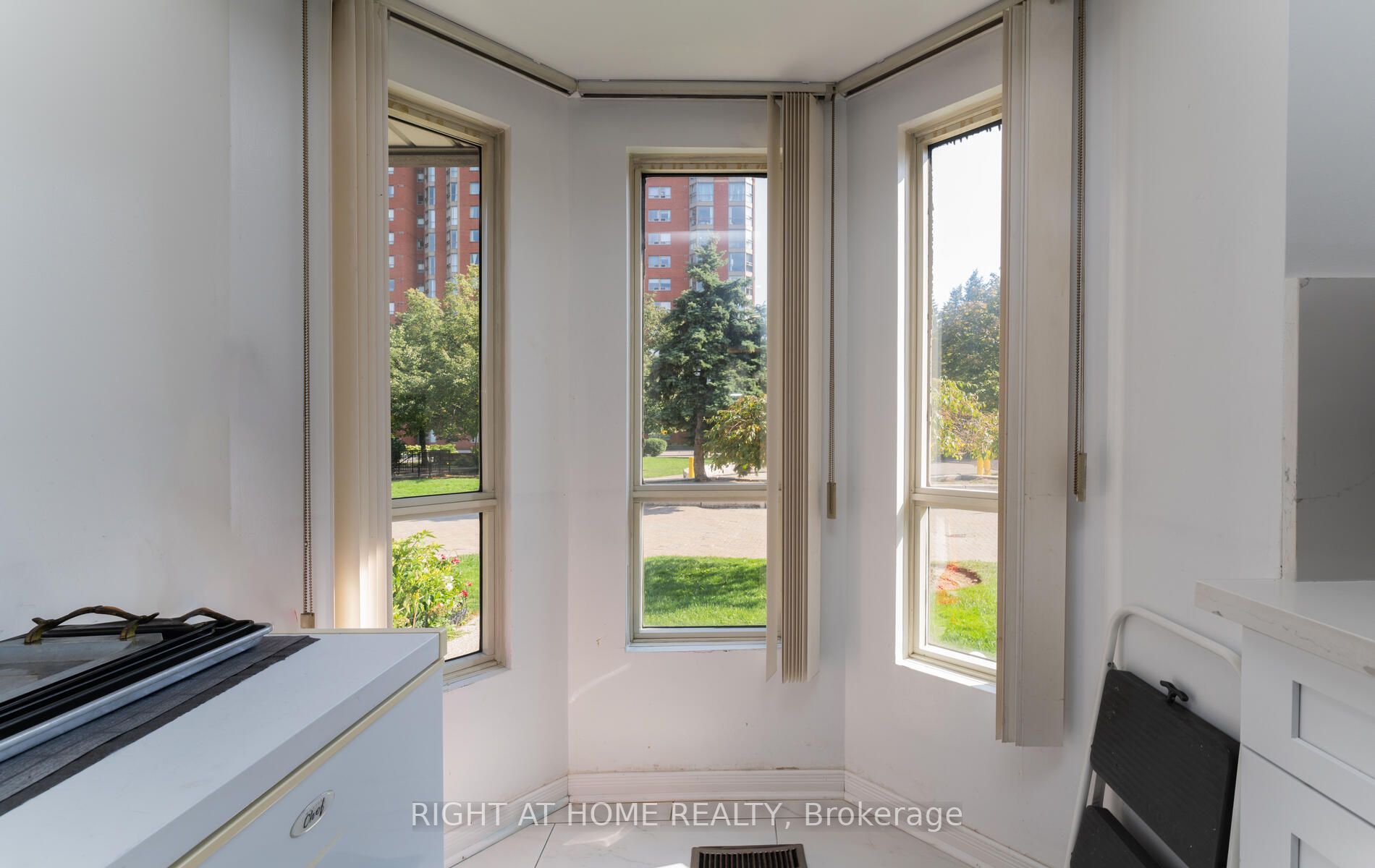 2472 E Eglinton Ave Th 19