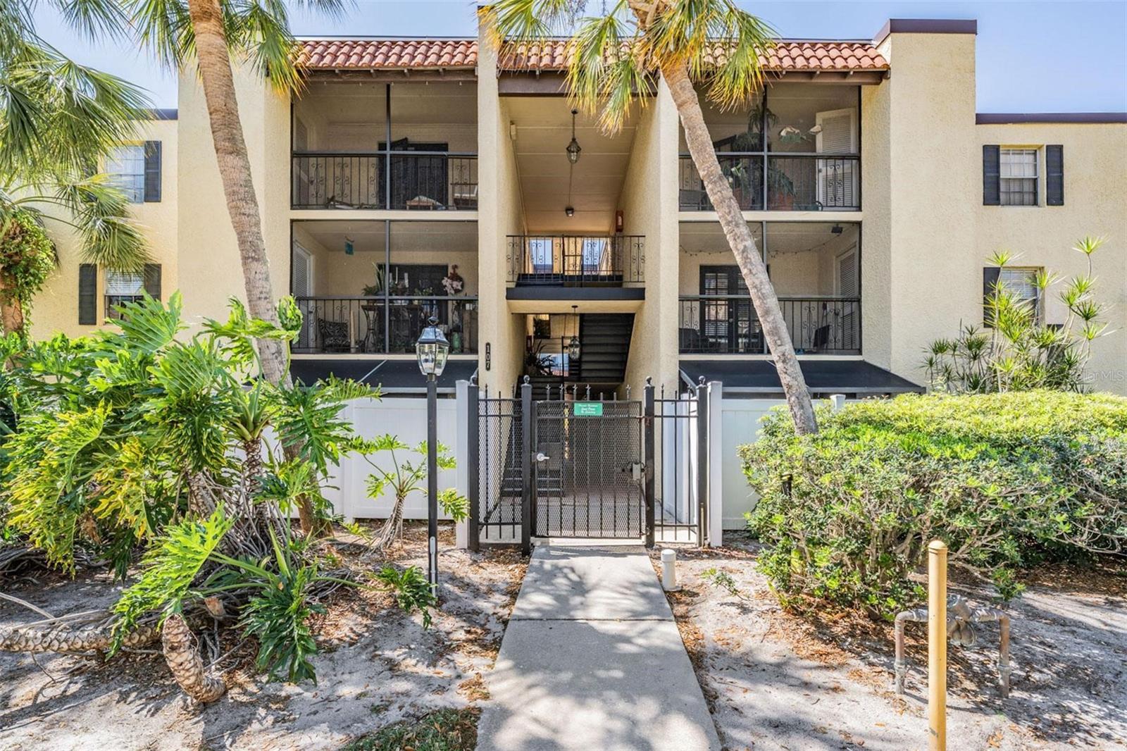 NOW AVAILABLE – the largest layout 2-bedroom condo in this sought-after Tampa complex! This first floor unit features several updates throughout, including new A/C (April 2025), modern porcelain tiles, luxurious spa tub and double sink vanity, fresh paint, and a dry bar. The primary bedroom offers an additional den area that could easily be converted into another room or second bathroom. Enjoy the convenience of an in-unit laundry closet located in the enclosed patio.

The complex offers fantastic amenities, including a car wash station, dog run, pool, fitness center, and clubhouse. Centrally located next to TPA airport and International Mall,  this area is zoned for Plant High School.