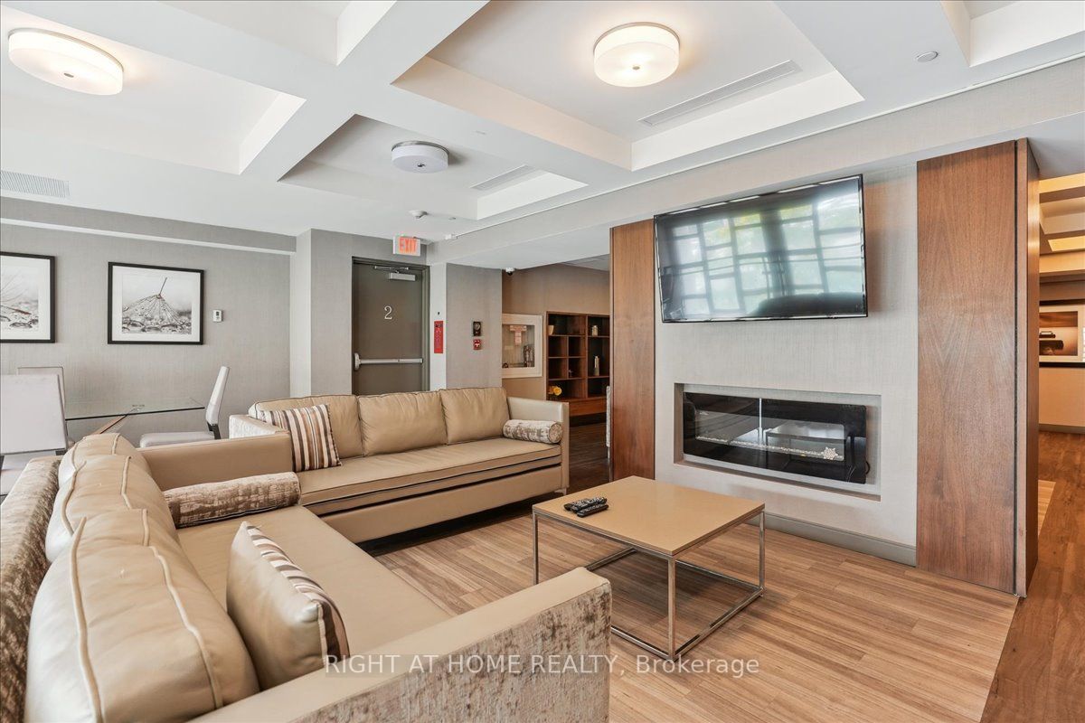 150 W Main St 314