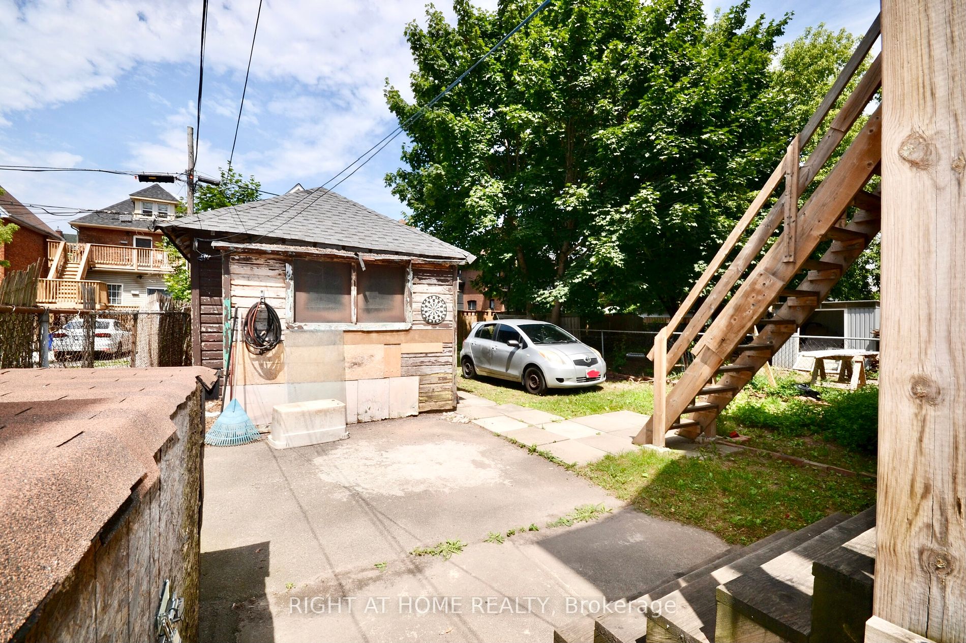24 W Spadina Ave