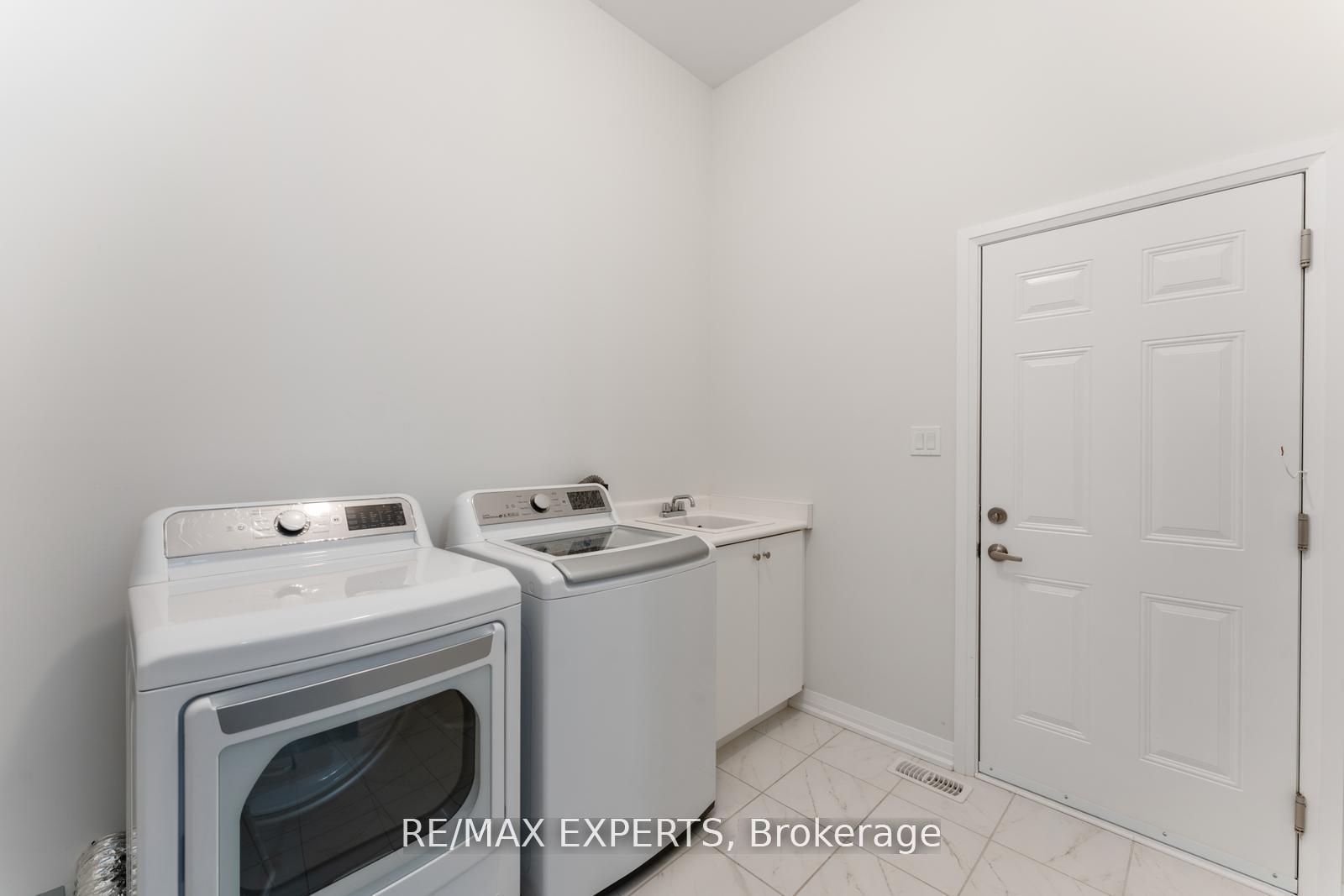 1583 Stovell Cres