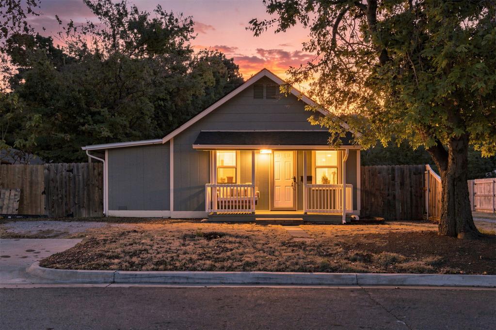***Open House This Thursday 10/8 at 5pm-7pm***This 3-bedroom, 2-bath home offers a convenient central Norman location close to Downtown Norman and the University of Oklahoma. Inside, you’ll find a bright, neutral interior with wood flooring, a functional kitchen featuring newly painted cabinetry, tile backsplash, stainless steel appliances, and plenty of storage. The home also features two full bathrooms, plus a cozy bonus nook that makes a great home office or study space. With a versatile floor plan and easy access to shopping, dining, campus, and everything central Norman has to offer, this home is ready for its next owner.