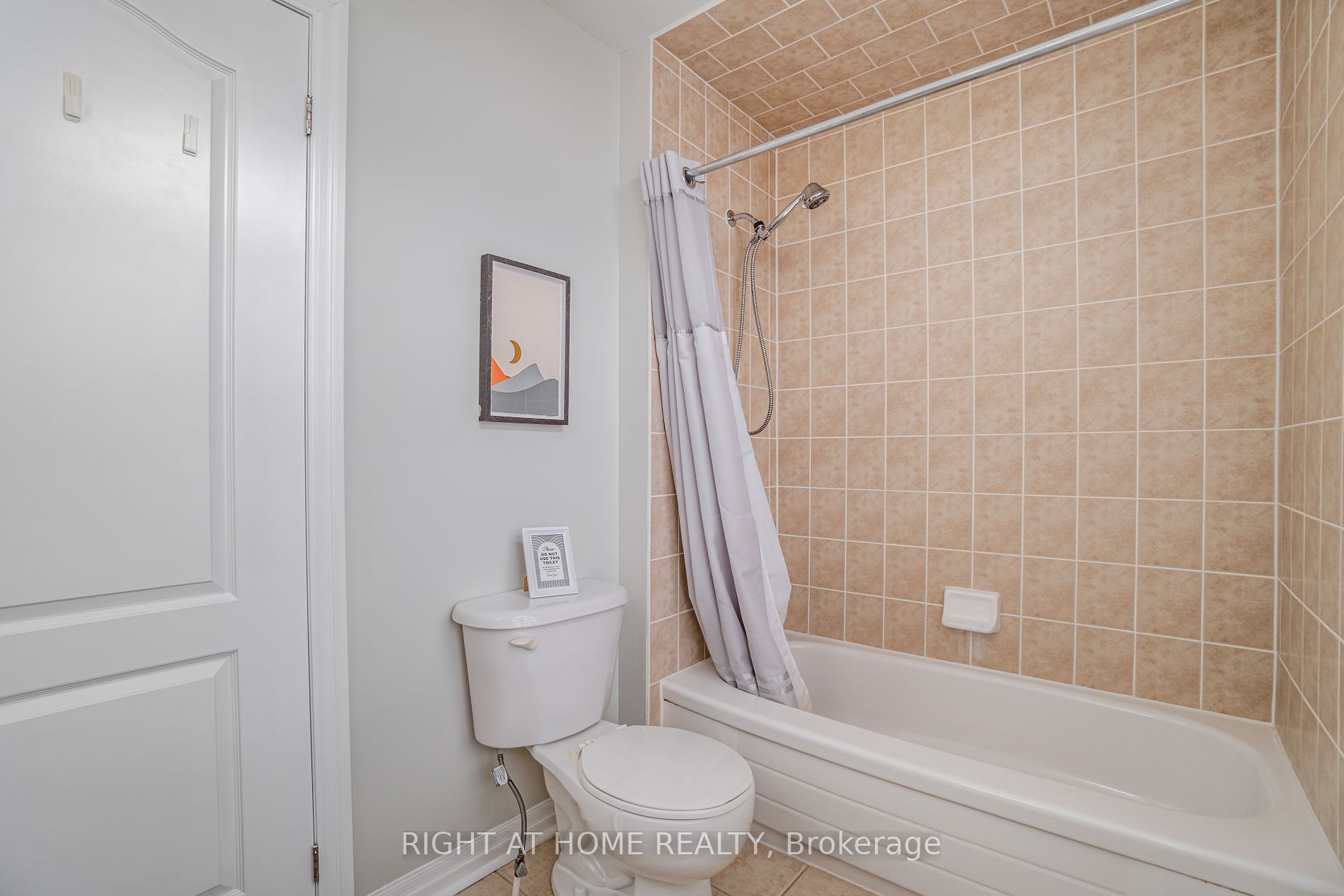 19 W Dehaviland Cres