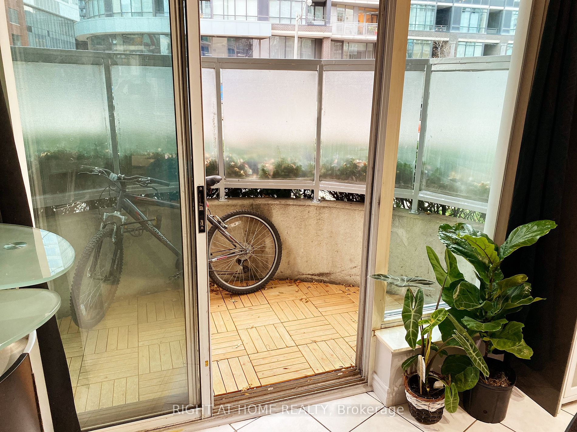 600 W Queens Quay Quay 108