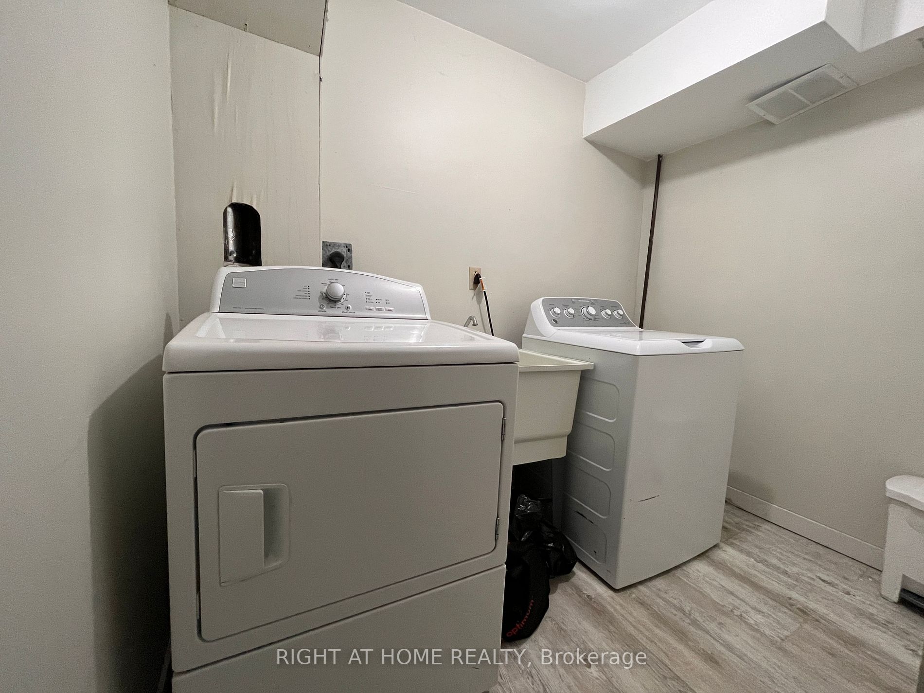 70 Fairmeadow Pl Upper