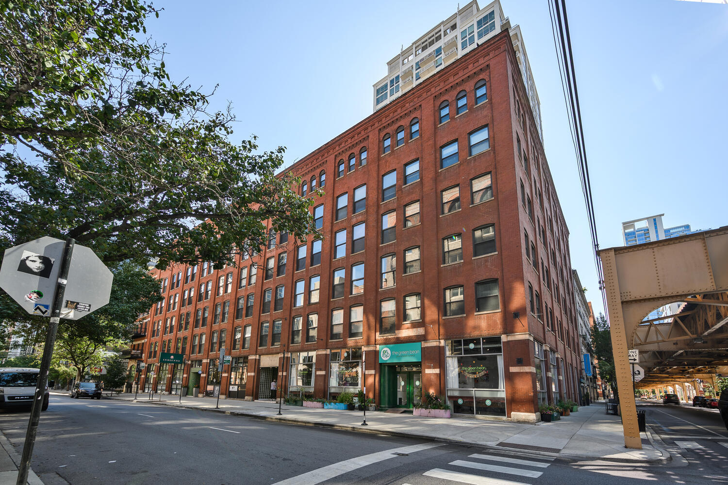 Perfectly updated oversized 1 bedroom brick and timber loft with great south light! Located in a great boutique elevator building, this loft features great living space, an open kitchen, and hardwood floors throughout! Crisp updated white kitchen open to the living space with stone counters and stainless appliances! Hardwood floors throughout! Great bedroom with chandelier, and large custom built out closets and new closet doors! Newer bathroom with soaking tub and amazing storage! In unit washer and dryer, newer furnace, NEST thermostat and great updates throughout! Solid professionally managed building with roof deck, gym, bike storage, and evening door staff! Solid River North location seconds to restaurants, shopping, galleries and transportation!