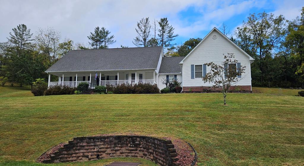 WELCOME HOME TO THIS CUSTOM BUILT 4 BEDROOM, 3 BATH RANCH SITUATED ON 1.22 ACRE IN HIDDEN VALLEY SUBDIVISION.  EASY ONE LEVEL LIVING FEATURES SPACIOUS KITCHEN WITH LOTS OF MAPLE CABINETS, ISLAND WITH STORAGE ON BOTH SIDES, CORIAN COUNTERTOPS, BREAKFAST NOOK AND WALK IN PANTRY.  TWO MASTER SUITES, ONE WITH JETTED TUB, THE OTHER HAS SOAKER TUB, BOTH HAVE SEPERATE SHOWERS.  THREE ON DEMAND HOT WATER HEATERS (1 FOR KITCHEN, ONE FOR EACH END OF HOUSE.)  NEW OAK FLOORING IN LIVING AREAS, HARDWOOD THROUGHOUT, CERAMIC IN LAUNDRY AND BATHS. ALL APPLIANCES CONVEY.  LARGE LIVING ROOM WITH GAS FIREPLACE, RECESSED LIGHTING.  TWO TRANE HEAT PUMPS, ONE NEW IN 2023.  ROOF REPLACED IN 2022.  CRAWL SPACE ENCAPSULATED WITH DEHUMIFICATION SYSTEM.  UNFINISHED ATTIC.  THIS BEAUTIFUL HOME IS MOVE IN READY!