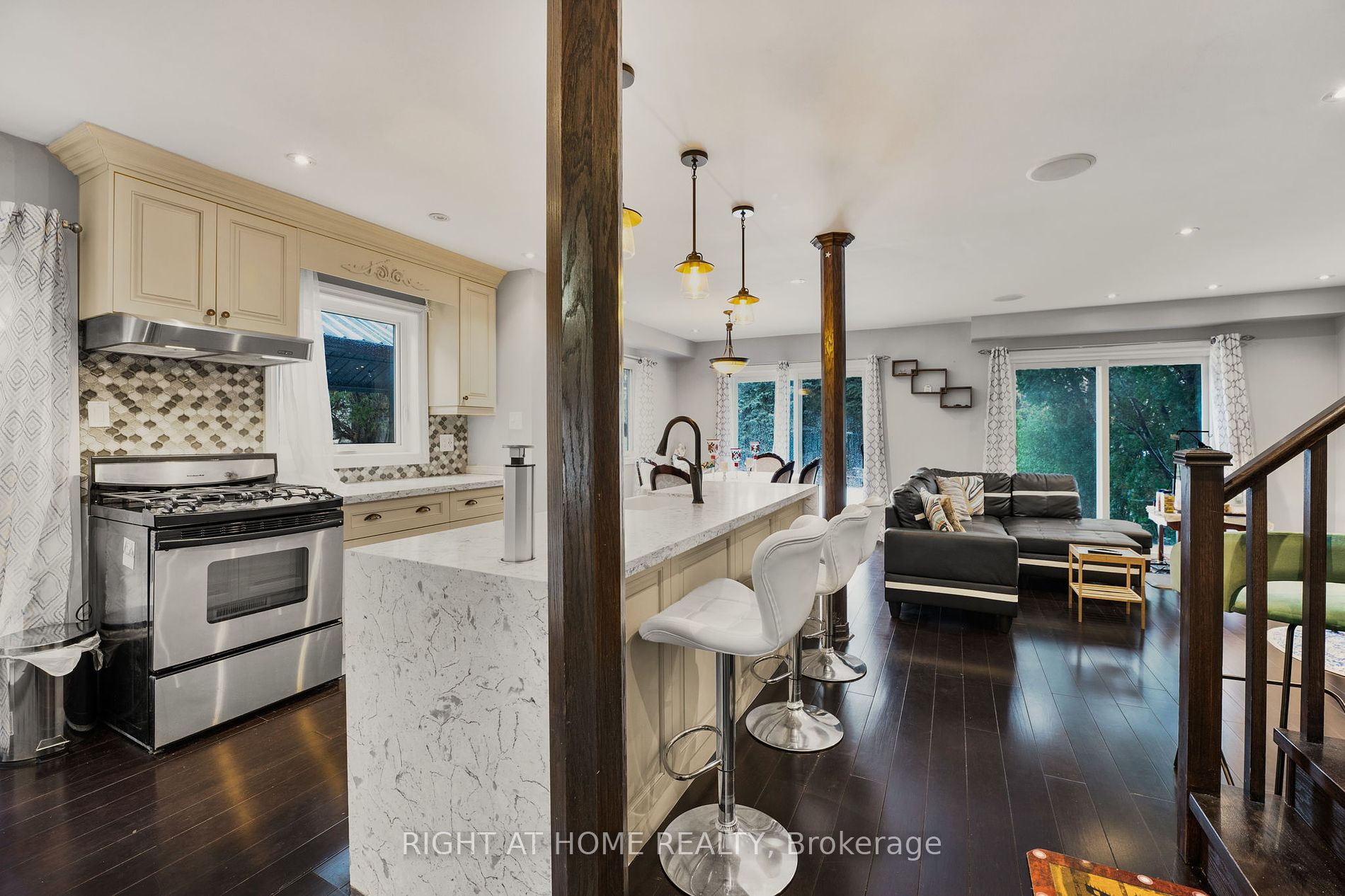 24 Jeanette Pl