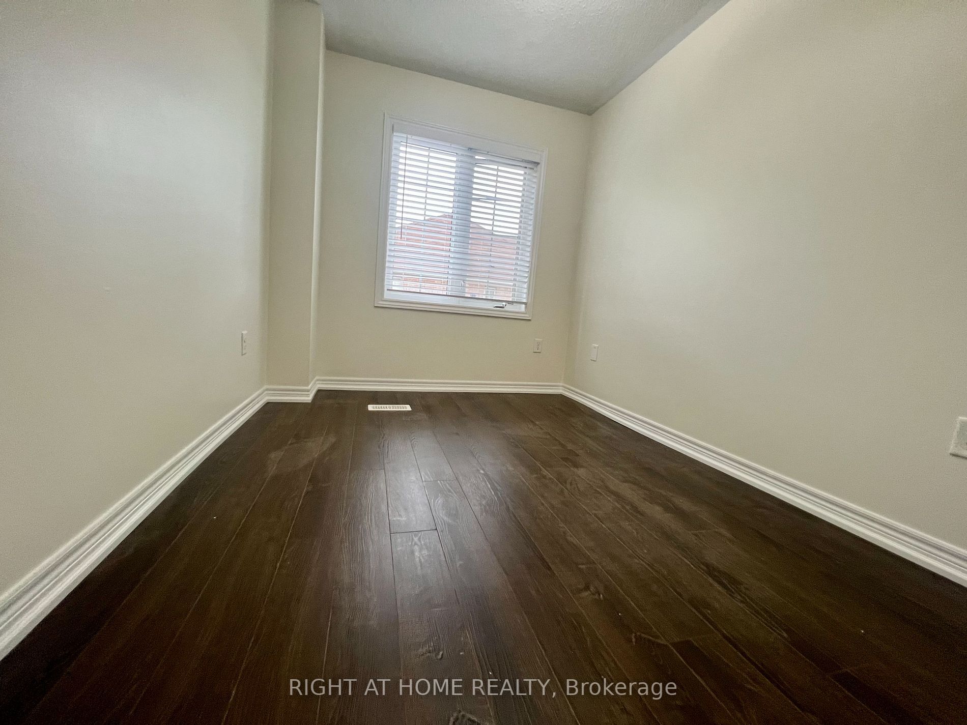 1352 E Granrock Cres