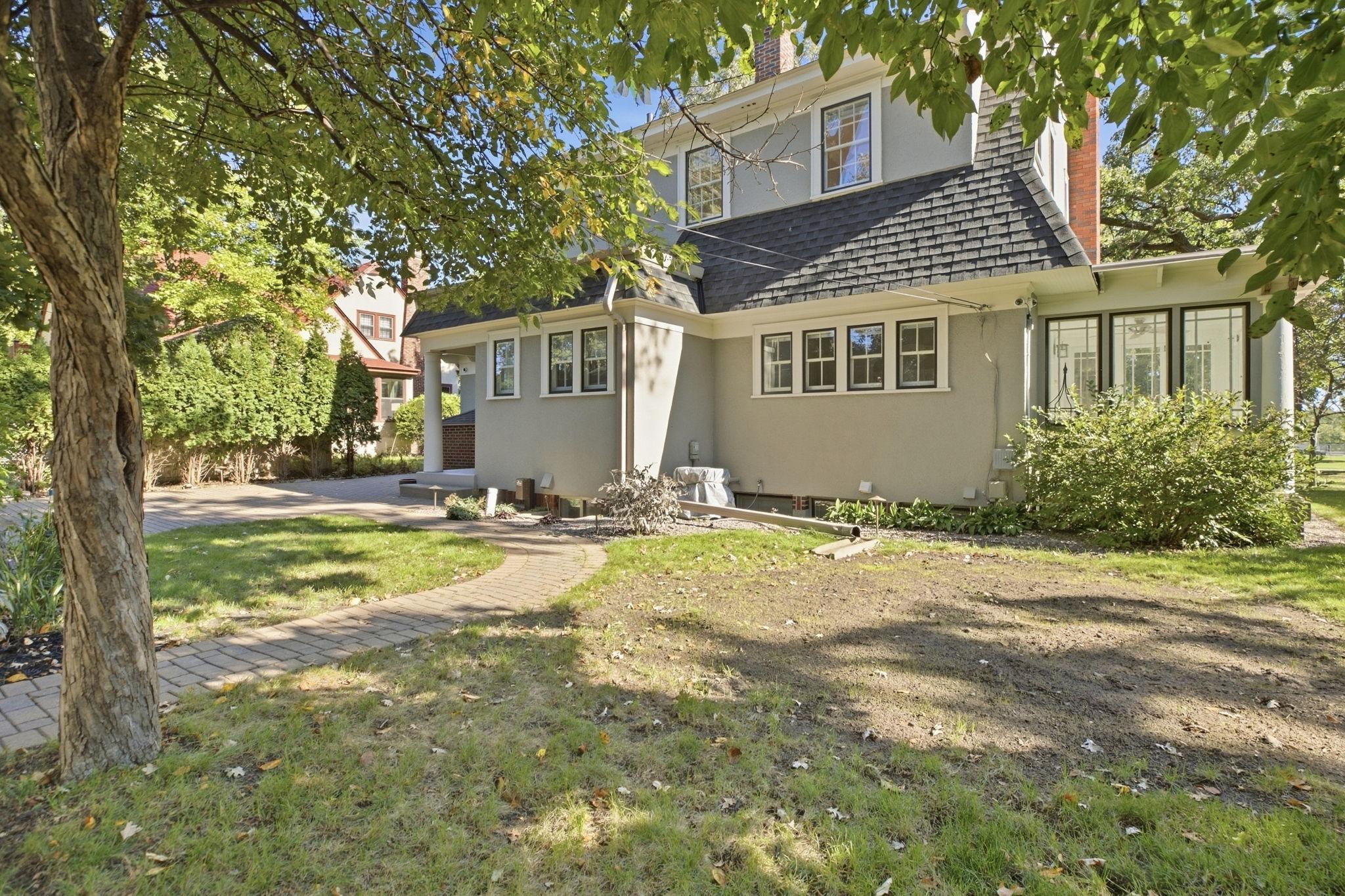 909 6th Avenue N