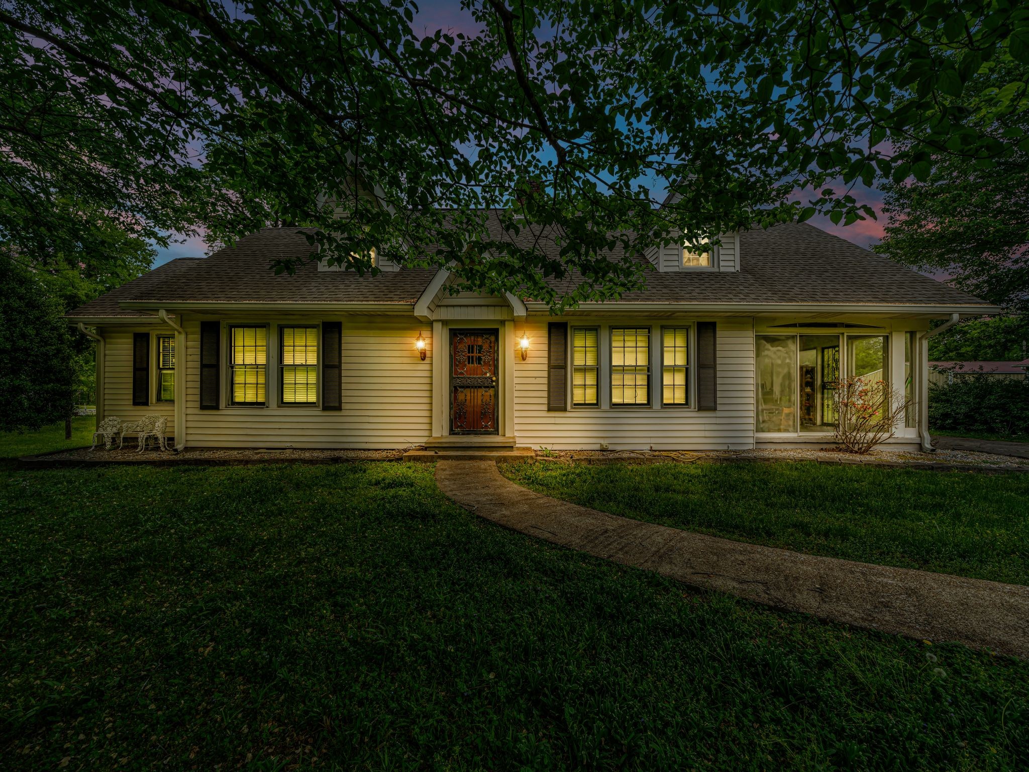 609 W Main St