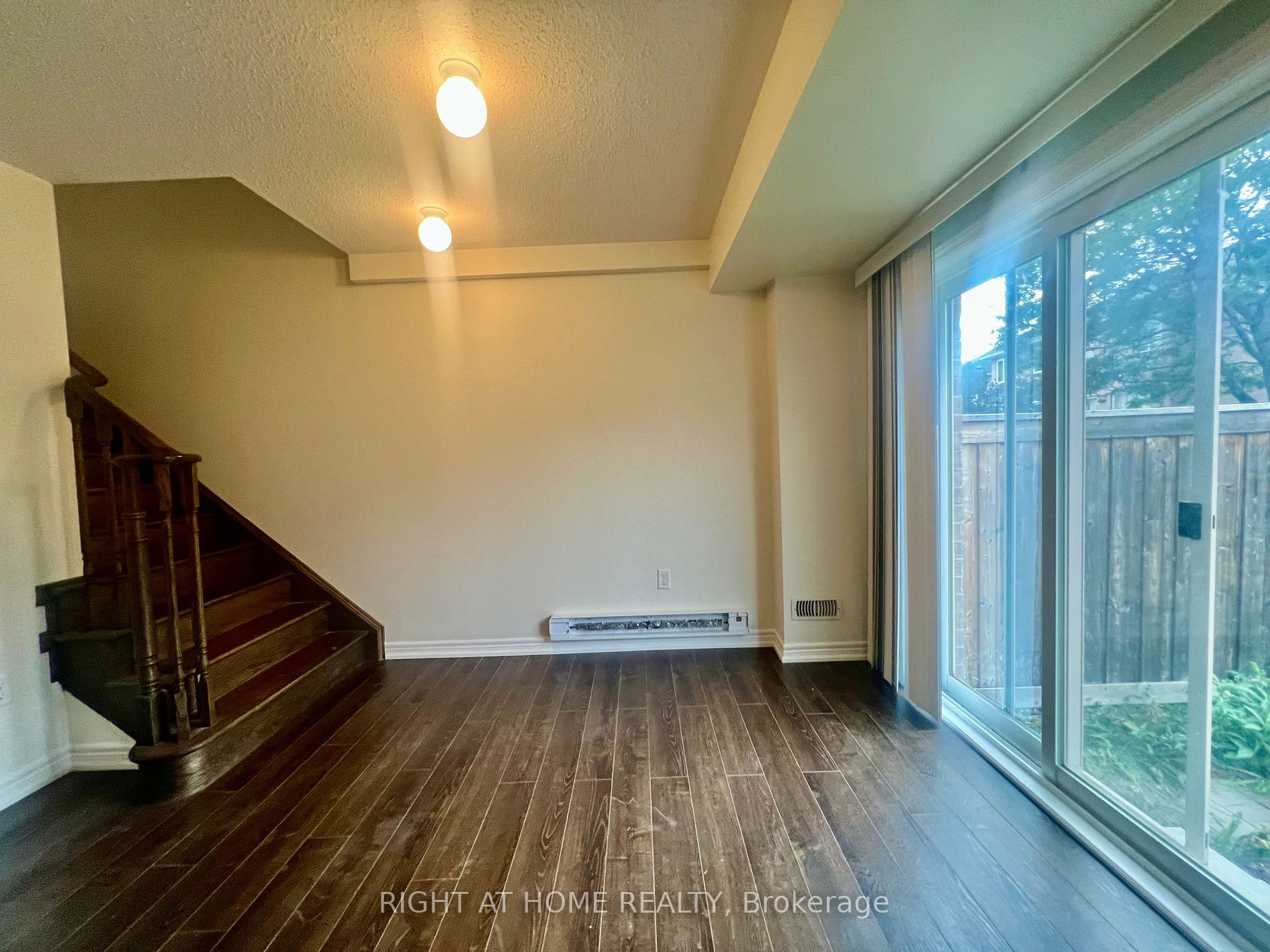1352 E Granrock Cres