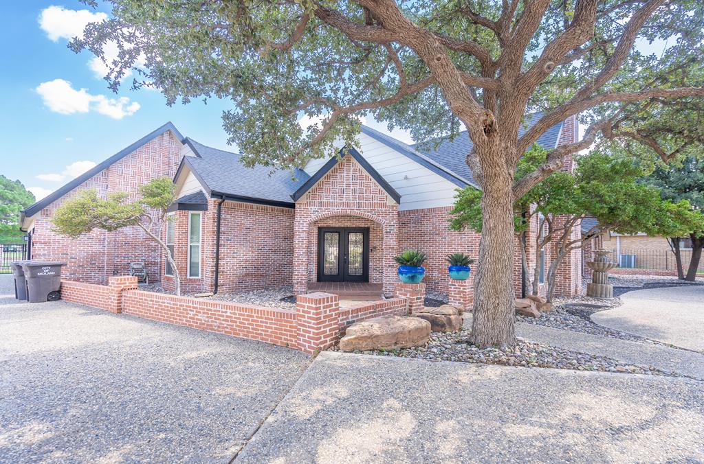 Stunning 4 bed, 3 bath home on the golf course with sweeping views of Hole 3 West. This home was fully updated in 2016. Which features a heated pool, private putting green along with speakers throughout interior and back patio. Freshly painted interior, bright open layout, and a modern kitchen with stainless appliances. Master suite retreat with spa bath, plus versatile guest rooms. Perfect for entertaining or relaxing after a round, with easy access to the club and greens. Move-in ready.