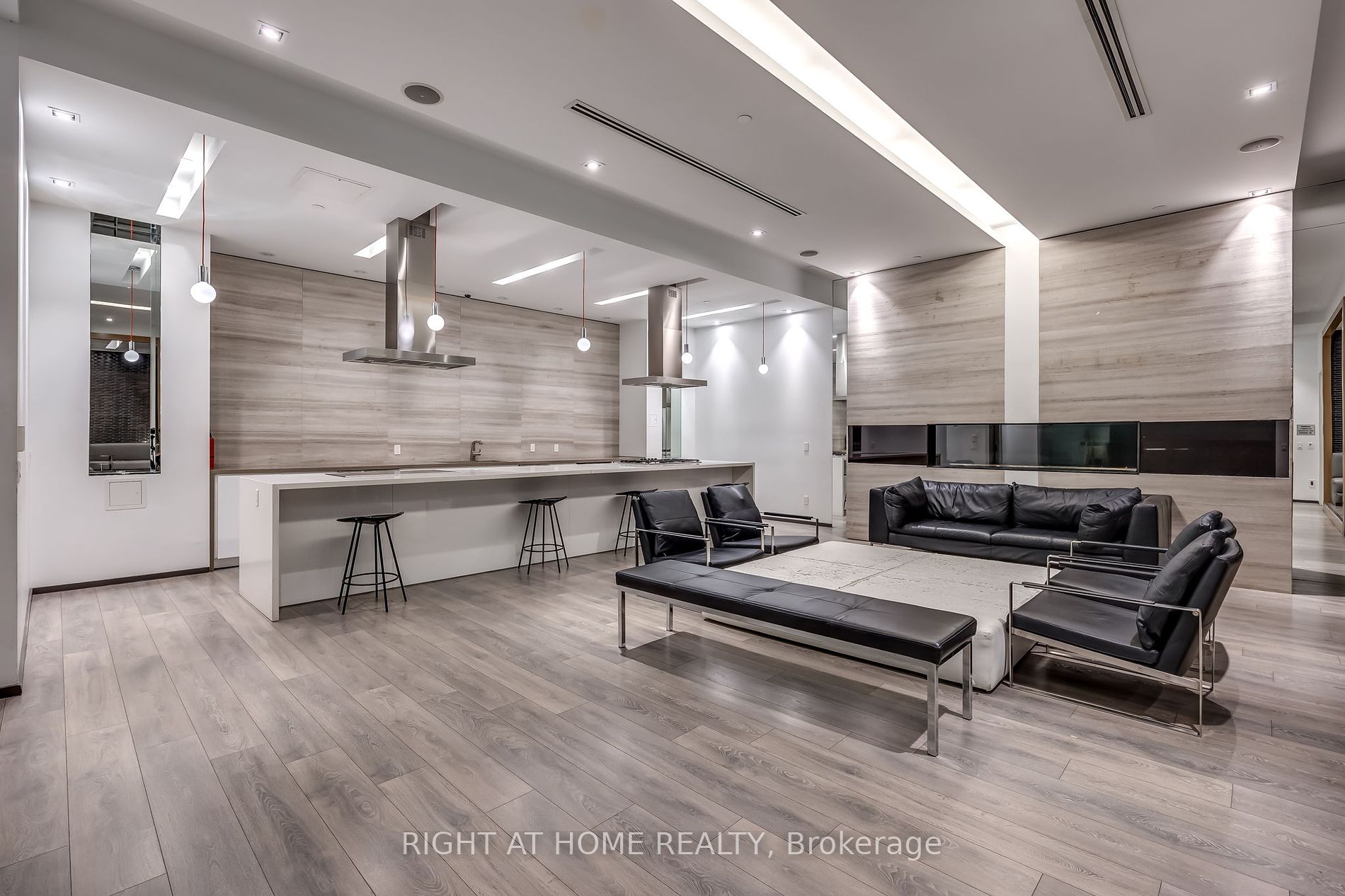 1030 W King St 318