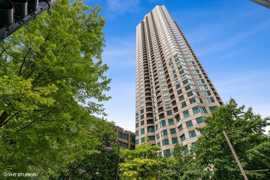 Stunning high-floor corner unit in the heart of River North featuring wrap-around northeast views of Chicago's iconic skyline. This 2B/2B condo offers spacious primary bedroom includes floor-to-ceiling windows, a large walk-in closet, and beautiful views. Kitchen is equipped with granite countertops, a breakfast bar, and stainless steel appliances. Enjoy a private balcony, perfect for relaxing or entertaining. In-unit Bosch W/D and extra storage included. 400 N LaSalle building has an outdoor pool, outdoor hot tub, sun deck with grills and fire pit, gym quality exercise room, 24-hour doorman and gorgeous lobby. Ideal River North location is within walking distance to everything - top-rated restaurants, el stops, river, and close to highway. Investor Friendly. Garage parking available for rent $270/mo.