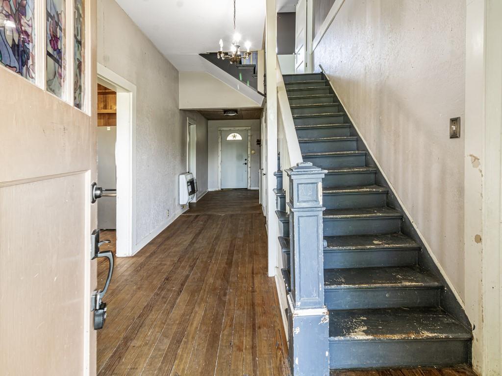 112 W Hackberry Street