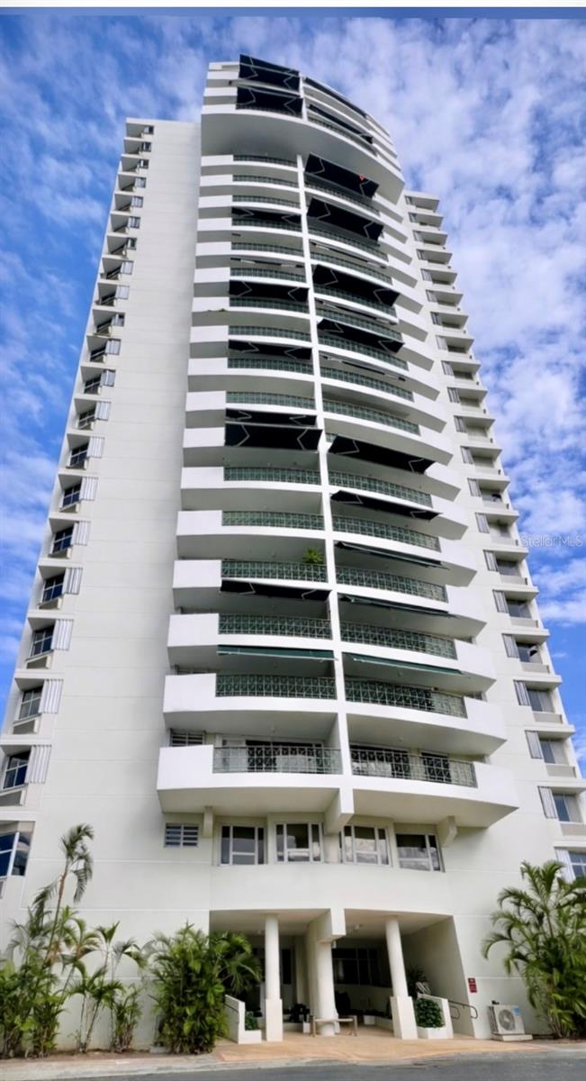 Located in the desirable Parque de Loyola in Hato Rey, this Sub-Penthouse offers generous space, beautiful views, and an abundance of natural light.Featuring 3 bedrooms, 2 bathrooms, and 4 parking spaces, this residence provides the perfect combination of comfort and functionality.The building offers exceptional amenities including a swimming pool, tennis and pickleball courts, fully equipped gym, playground, 24-hour security, and ample visitor parking.With direct access to major highways and main roads, and just minutes from the Golden Mile and Plaza Las Américas, the location is truly unbeatable.