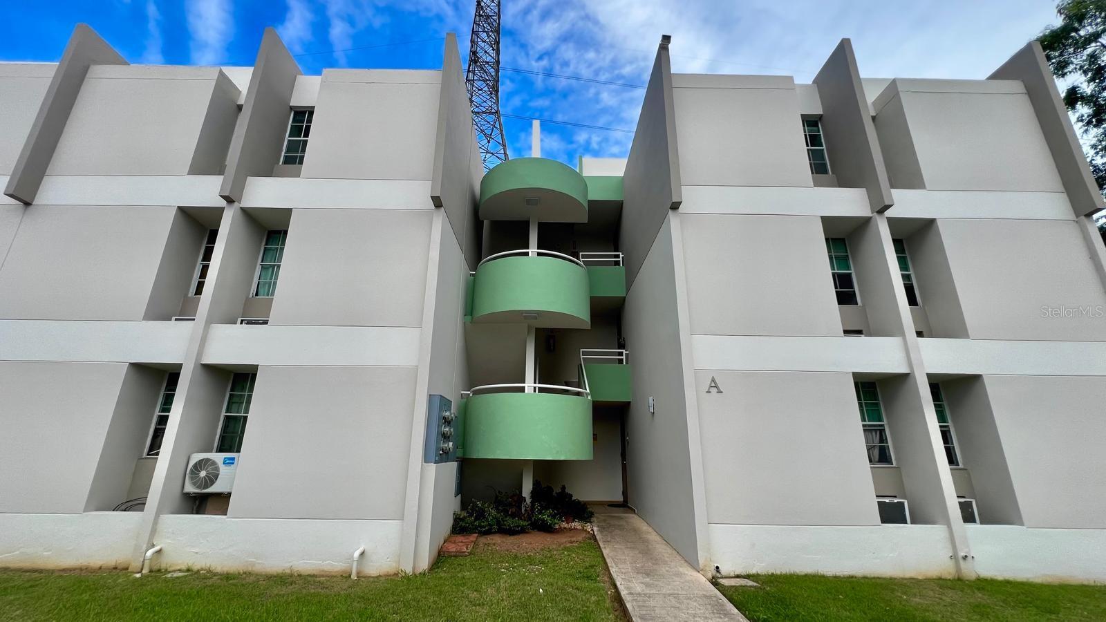First-floor "garden" apartment located on Ave. Los Filtros. It features a primary bedroom with an en-suite bathroom, two additional bedrooms, a hallway bathroom, a linen closet, a living room, a dining room, a kitchen, a laundry area, and a terrace. It comes with two assigned, individual parking spaces. The property includes a refrigerator, a washer-dryer combo unit, an electric stove, a water heater, a microwave, three air conditioning units, and three ceiling fans.The complex offers a swimming pool, a gazebo, a children's playground, controlled access, nighttime security guards, and patrols every two hours.The complex is situated in a prime location—just 5 minutes from Costco and 3 minutes from a wide variety of restaurants.The apartment is being sold "as is."Not eligible for financing.