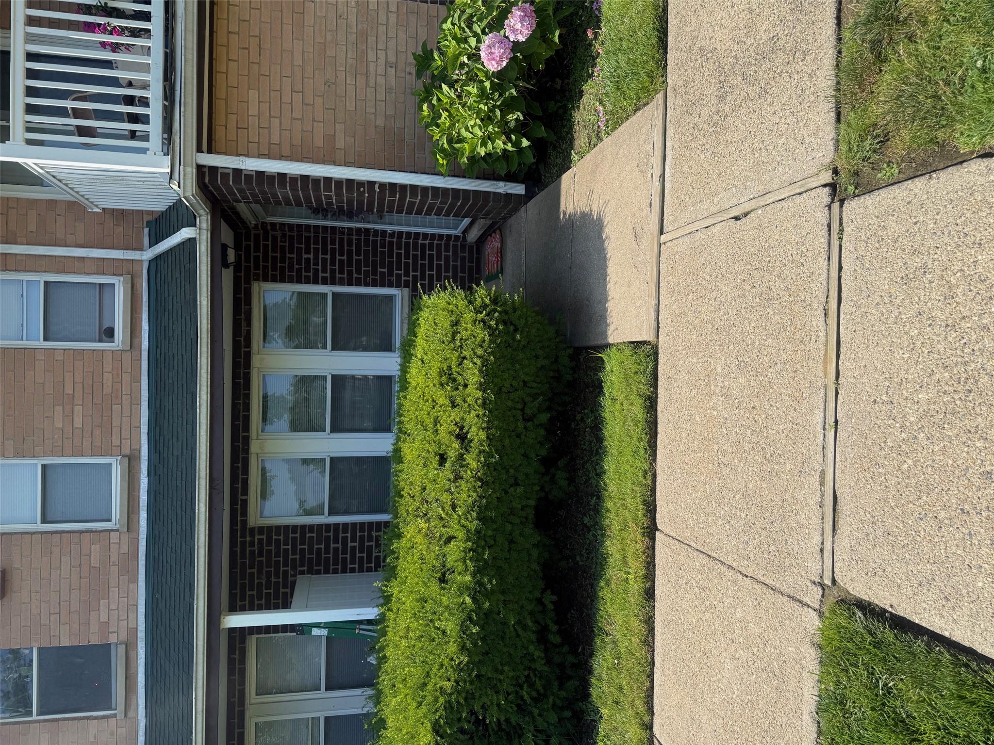 Welcome to Artist Lake Drive.  1st Floor, 1 Bedroom, 1 Full Bath Condo that features Hard wood floors, Central Air, Natural gas and cooking.  Enjoy the community Pool, Basket ball court, Tennis, Play ground and Club House.  Club House offers gym, pool table and Ping Pong.  Hoa fee's include Sewer, Trash, Snow removal, Hot water and Gas heat.  This is affordable ownership, This a Low maintenance Condo.