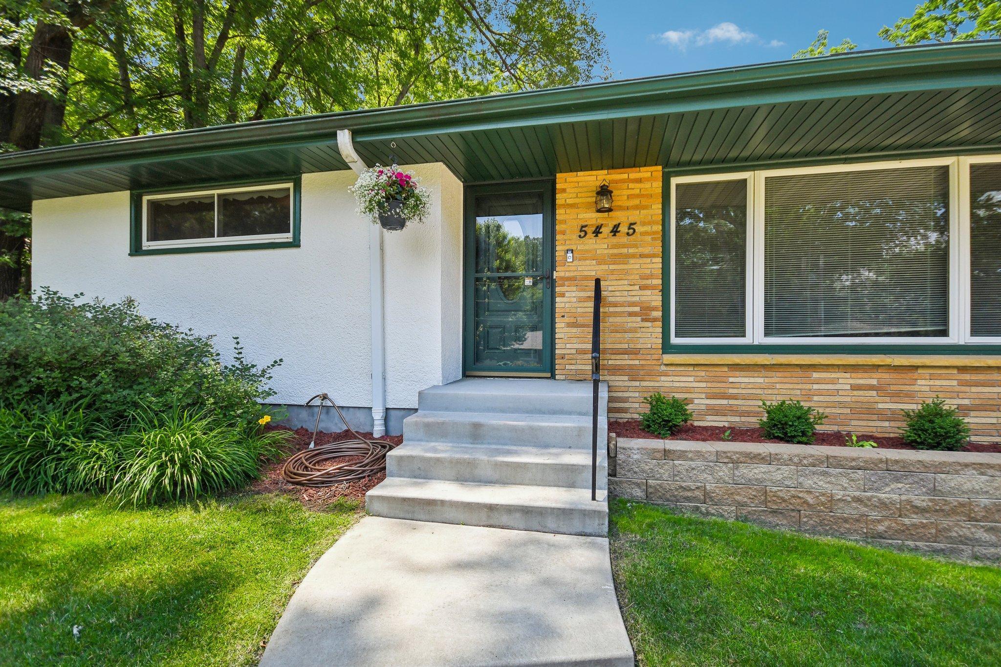 5445 Lakeview Avenue