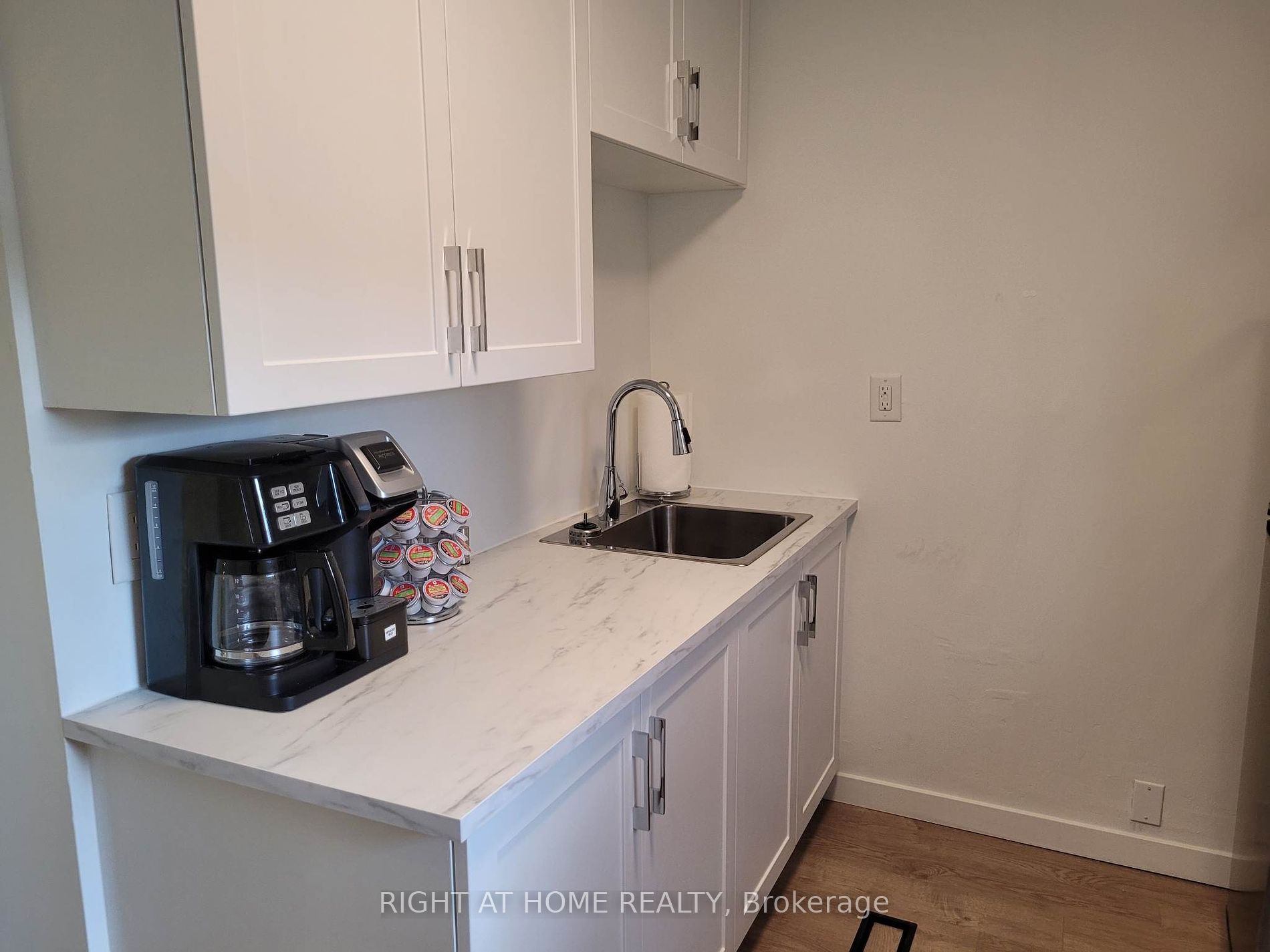 1054 Dufferin St 2nd Flr