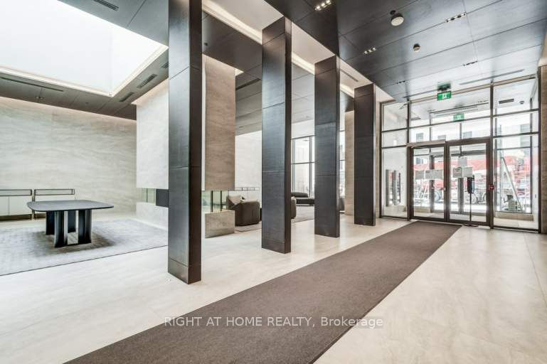 2221 Yonge St 5104