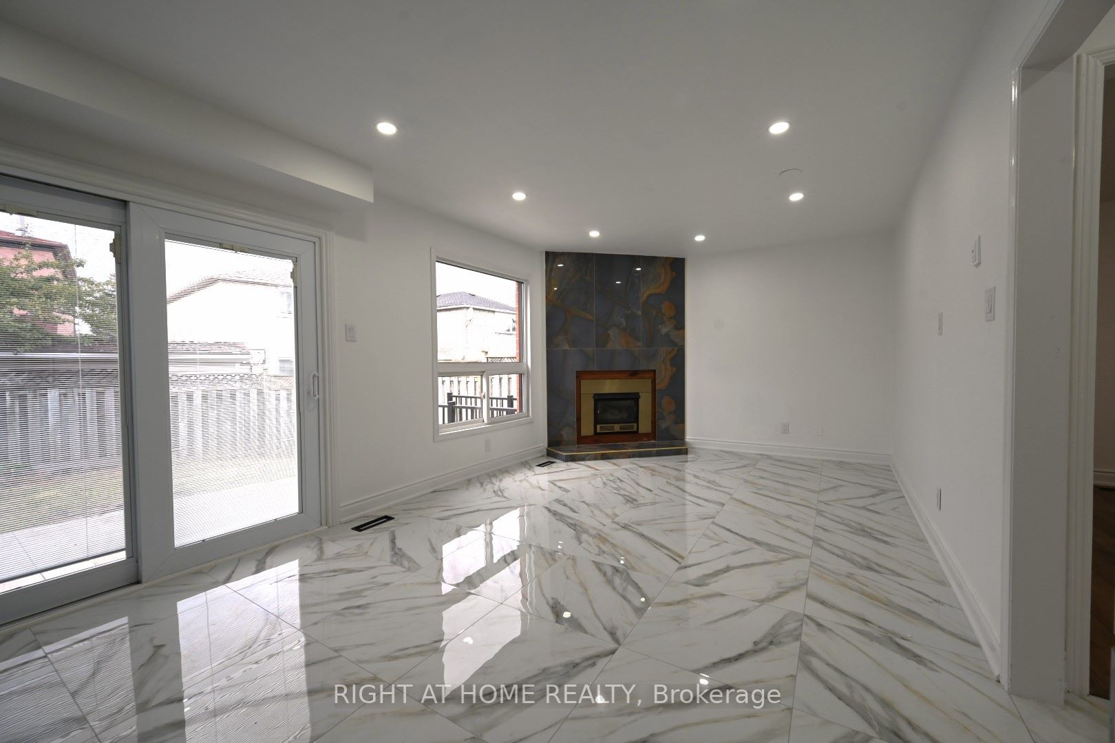 16 Glenmanor Dr