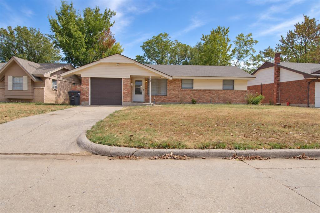 740 Butler St offers 3 bedrooms, 1.5 baths, and 910 square feet in a convenient Moore location. With easy access to I-35, shopping and dining along NW 12th St, and the Warren Theatre, everyday essentials and entertainment are close by. Looking for a move-in-ready home in Moore? Put this one on your list and schedule a showing.