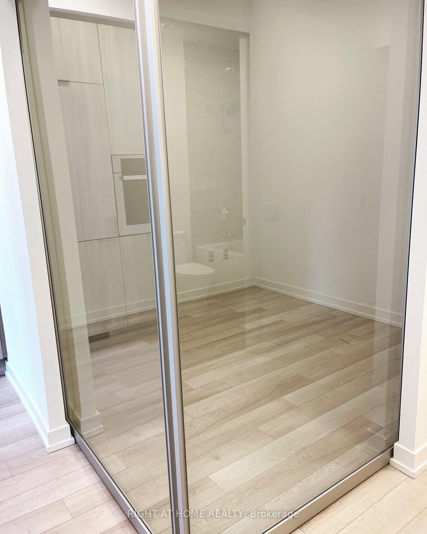 39 Roehampton Ave 314