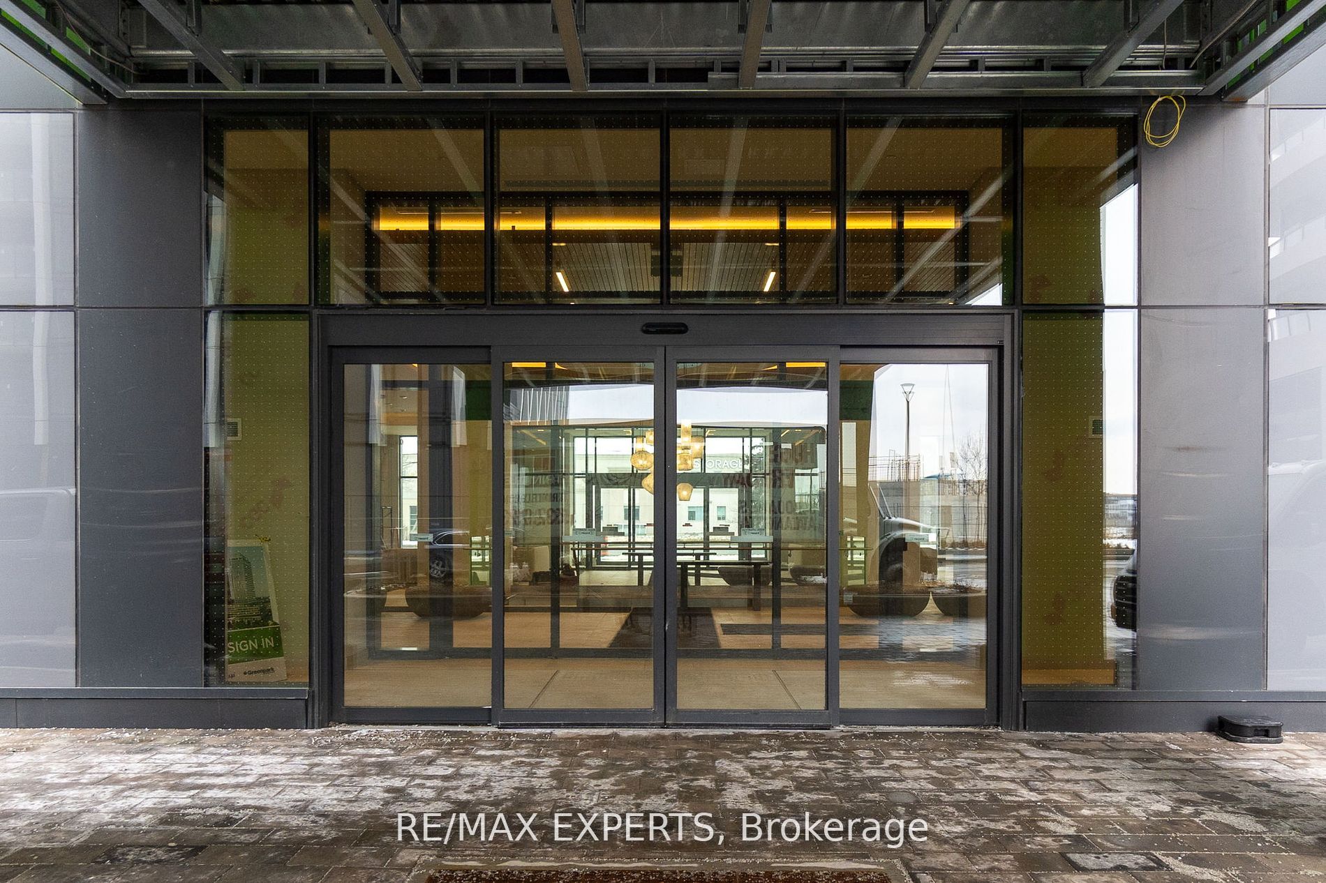 8960 Jane St 806