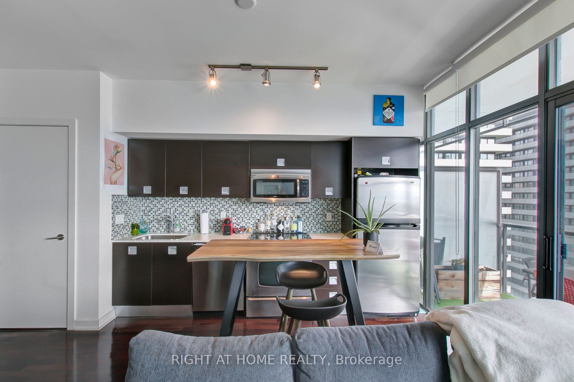 33 E Charles St 4009