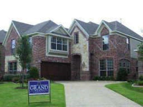Freshly painted with new flooring! Conveniently located near an elementary school, with easy access to Highway 75 and a major shopping mall. The home faces a beautiful island park and backs to green space. Fabulous drive-up appeal with a side-swing garage and cedar garage doors, complemented by a striking brick and Austin stone front elevation.Inside, you’ll find a dramatic floor plan featuring soaring ceilings, abundant natural light, and elegant architectural details—arches, a gorgeous wrought-iron staircase, and an inviting open layout. The island kitchen is highlighted by granite countertops, perfect for both everyday living and entertaining.Truly stunning—this home is a must-see!