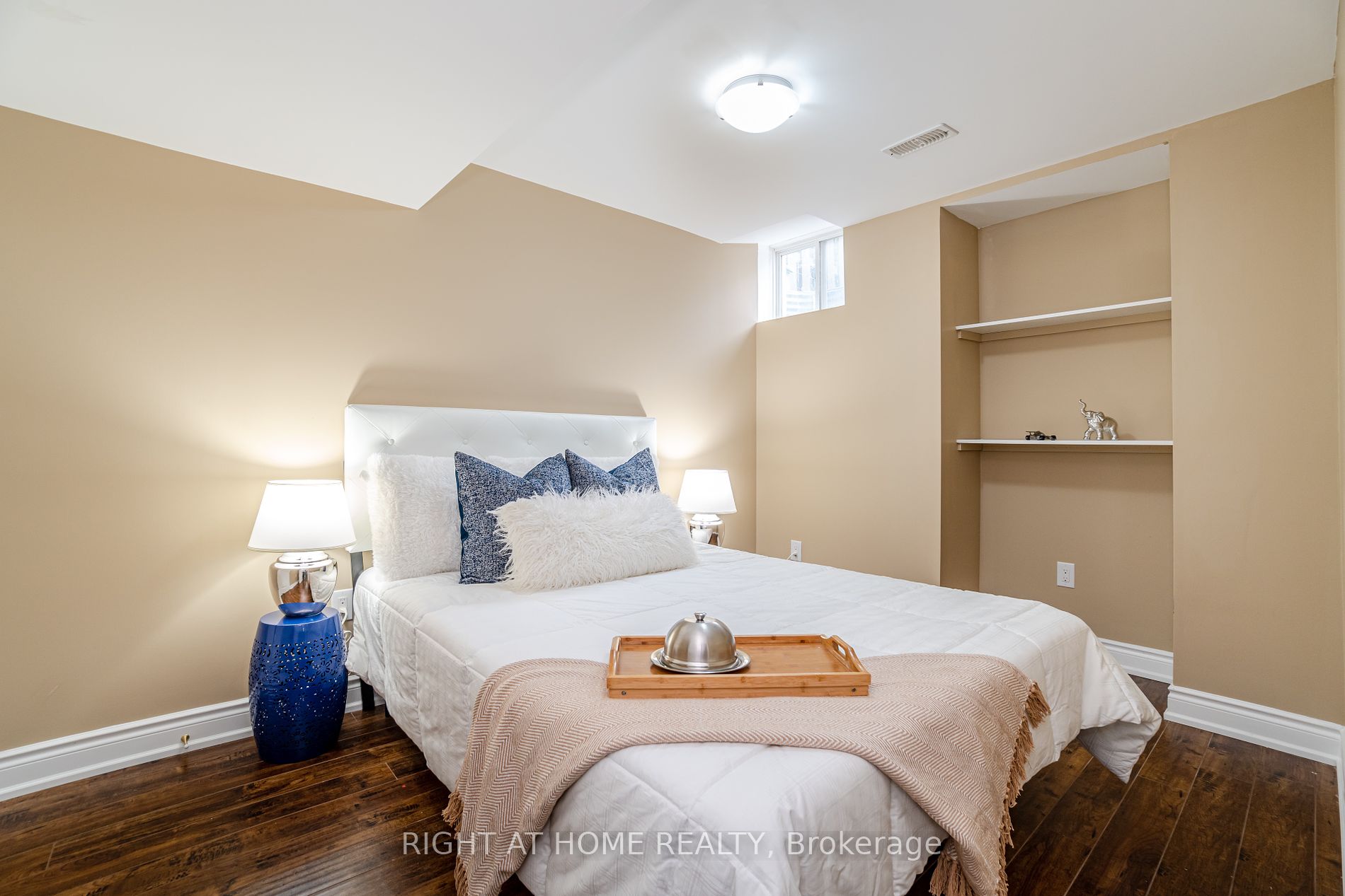 19 W Dehaviland Cres