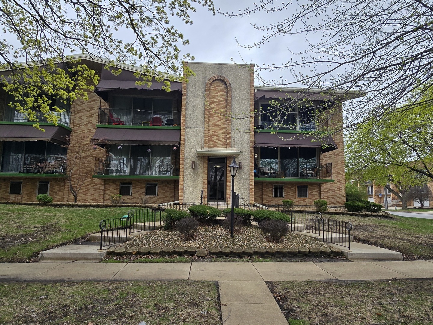 This updated, sun-drenched 2-bedroom/2-bath, 1st-floor condo at 9637 S. Keeler Ave 1E in Oak Lawn condo nestled among single family homes on a tree lined street offers prime, quiet living near Advocate Christ Hospital, shopping (Jewel-Osco, Amazon Fresh), and transit. Featuring LTV flooring, a large eat-in kitchen with quartz counter tops, a 5x20 balcony, private laundry room and a 2-car tandem garage, this unit provides spacious, convenient living.