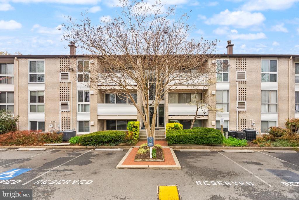 5600 Bloomfield Drive 4