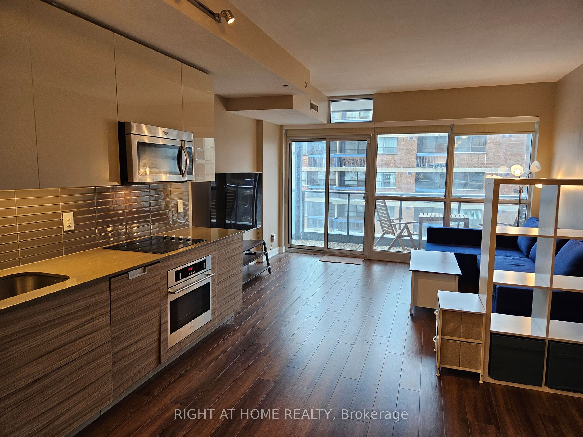 210 Simcoe St 705