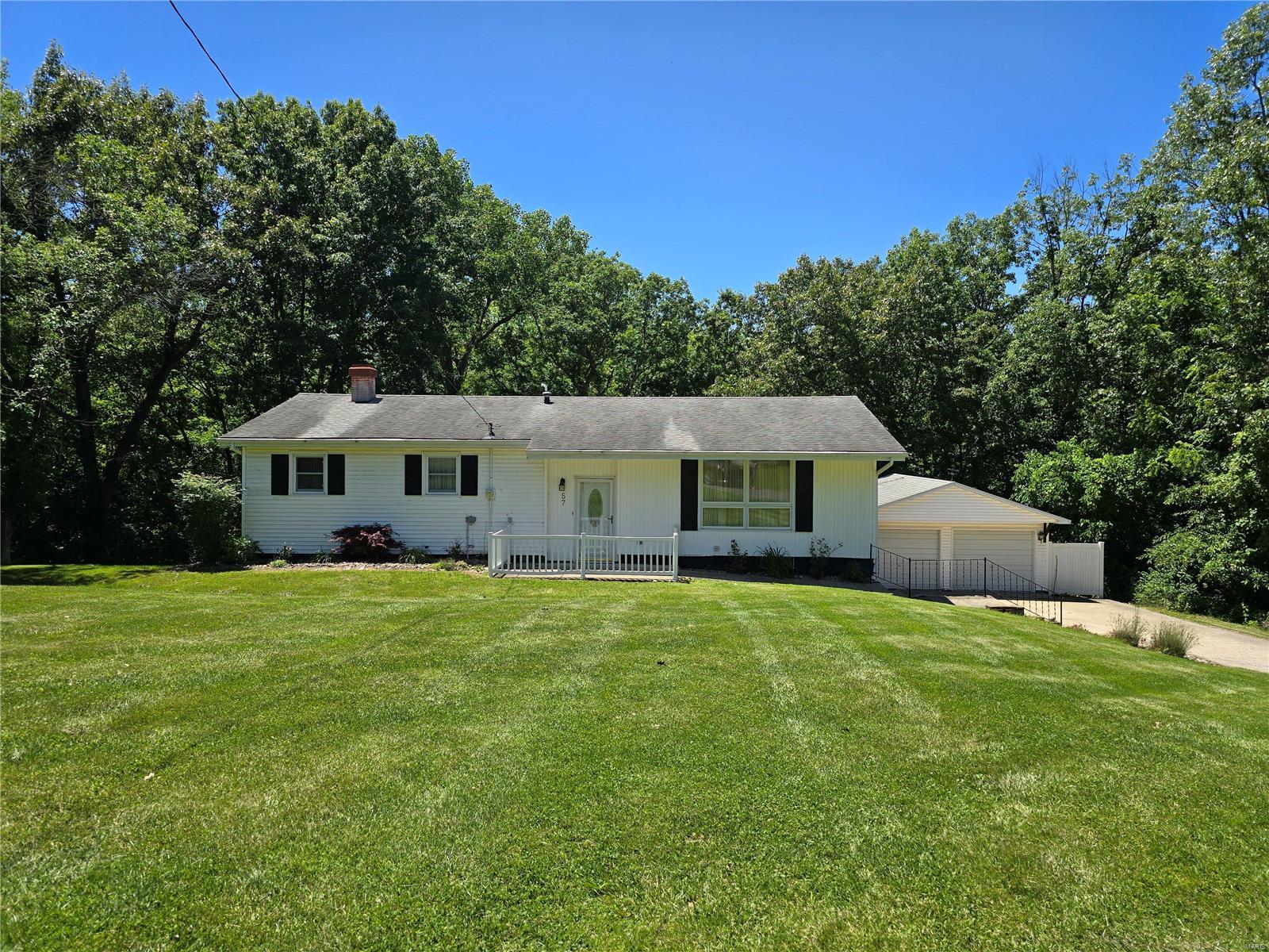 170,000 57 Whippoorwill Drive Hillsboro IL 62049 Montgomery County Realty