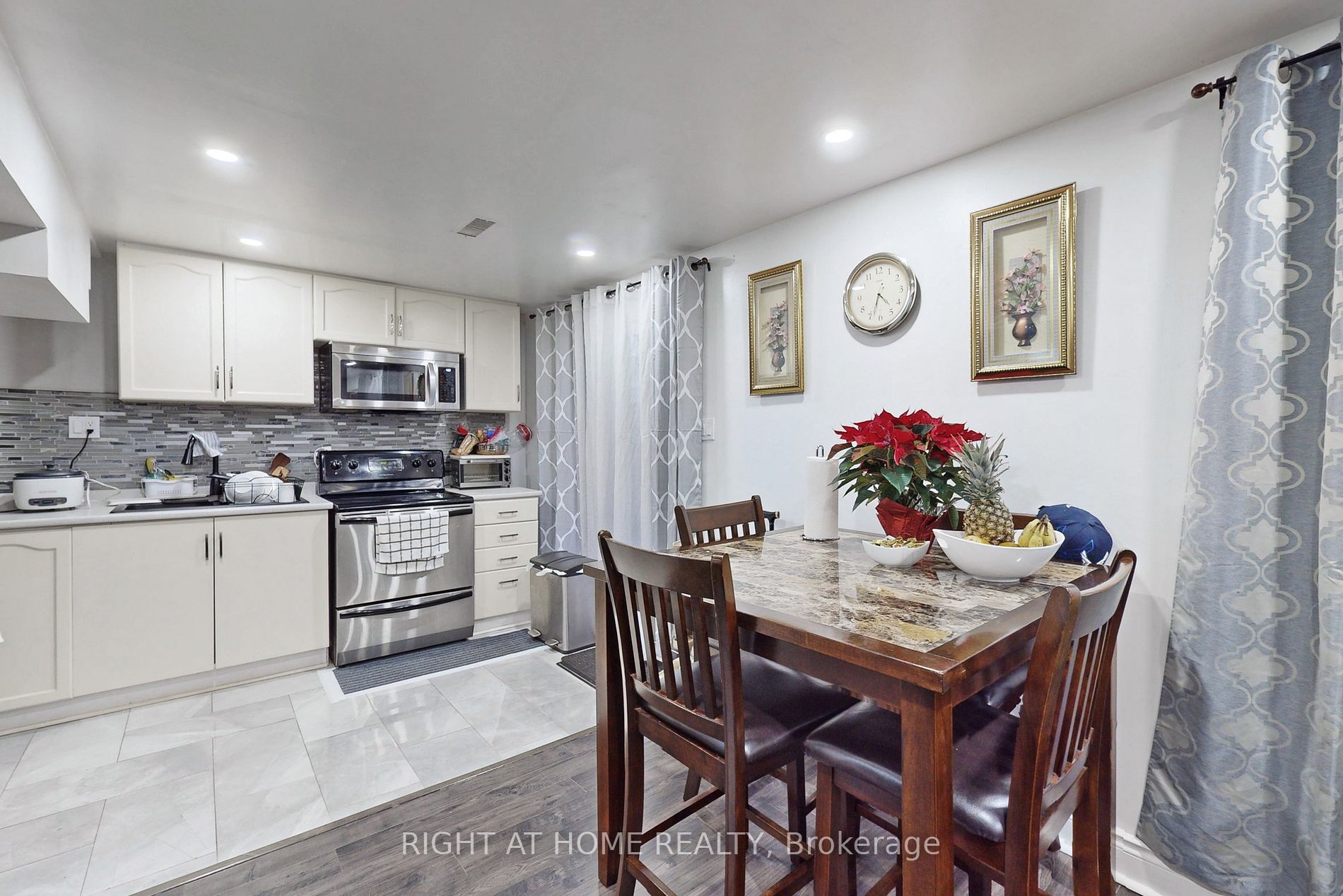 22 W Carr Dr