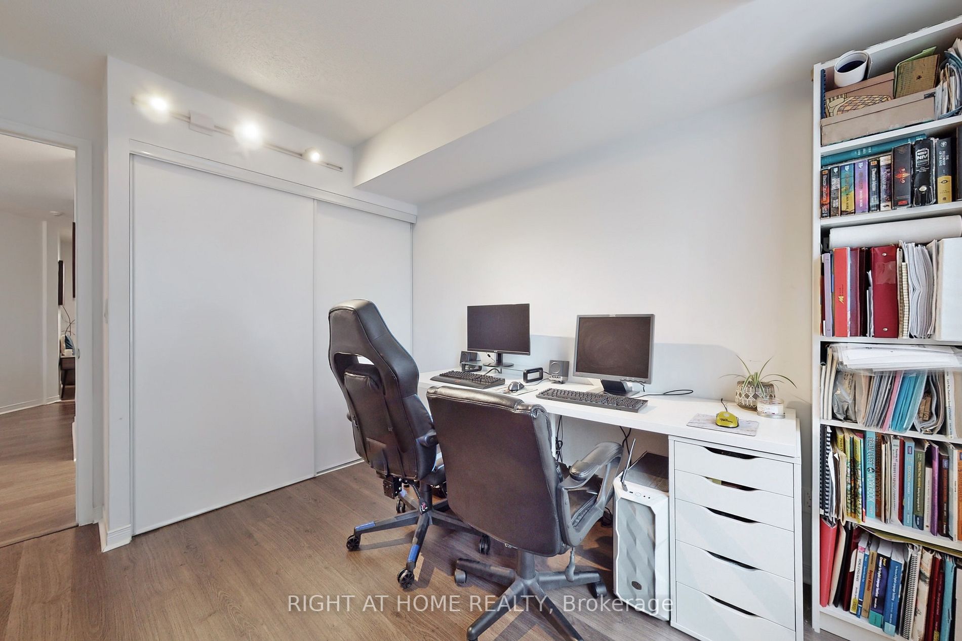 75 King William Cres 204