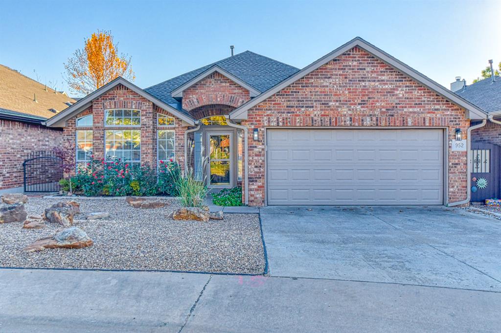 Totally renovated and ready to move in.  Quiet cul-de-sac and secluded neighborhood.  Perfect location for dining, shopping, banking and entertainment. Screened porch and deck.  Low maintenance yard.