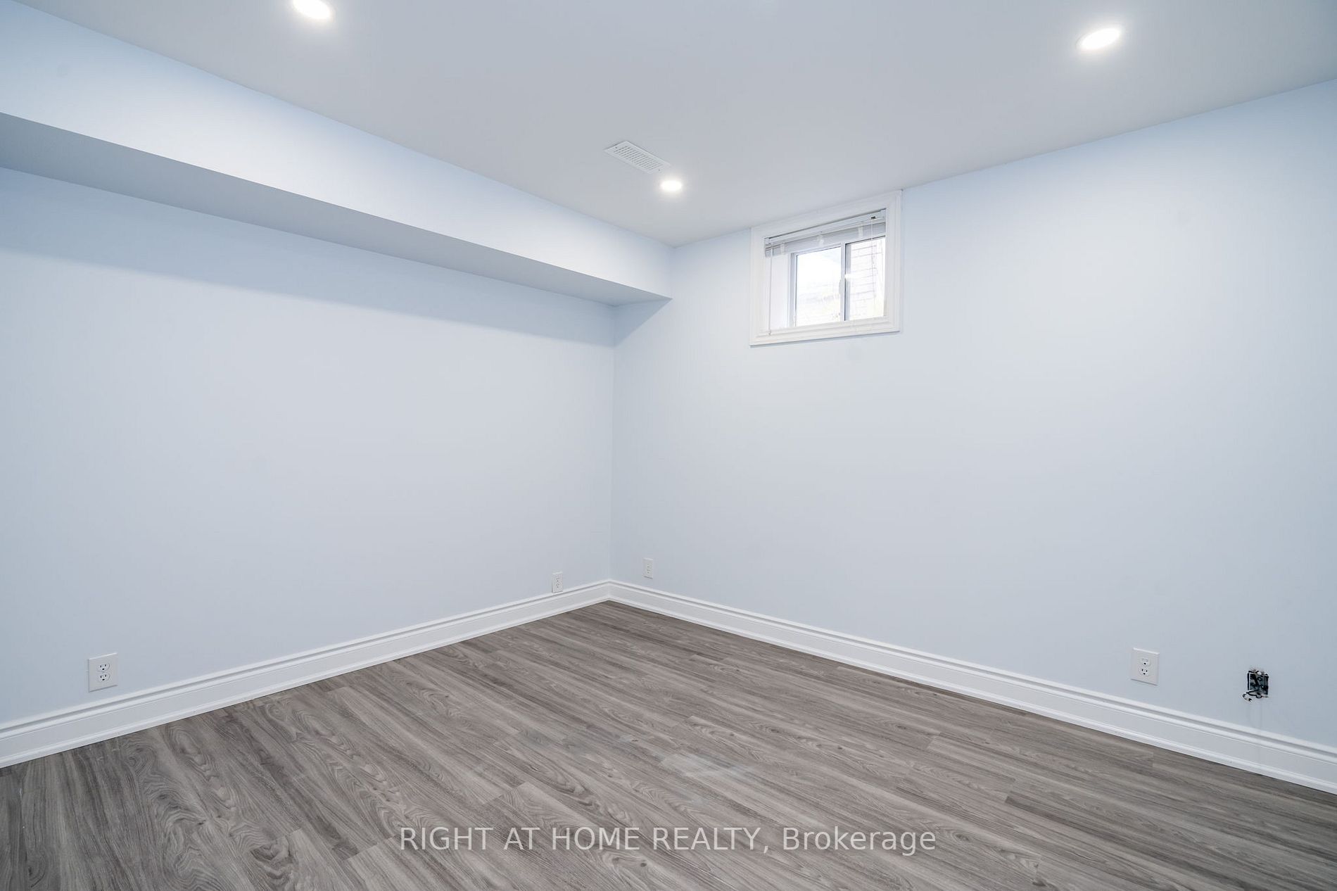 1052 Dina Cres