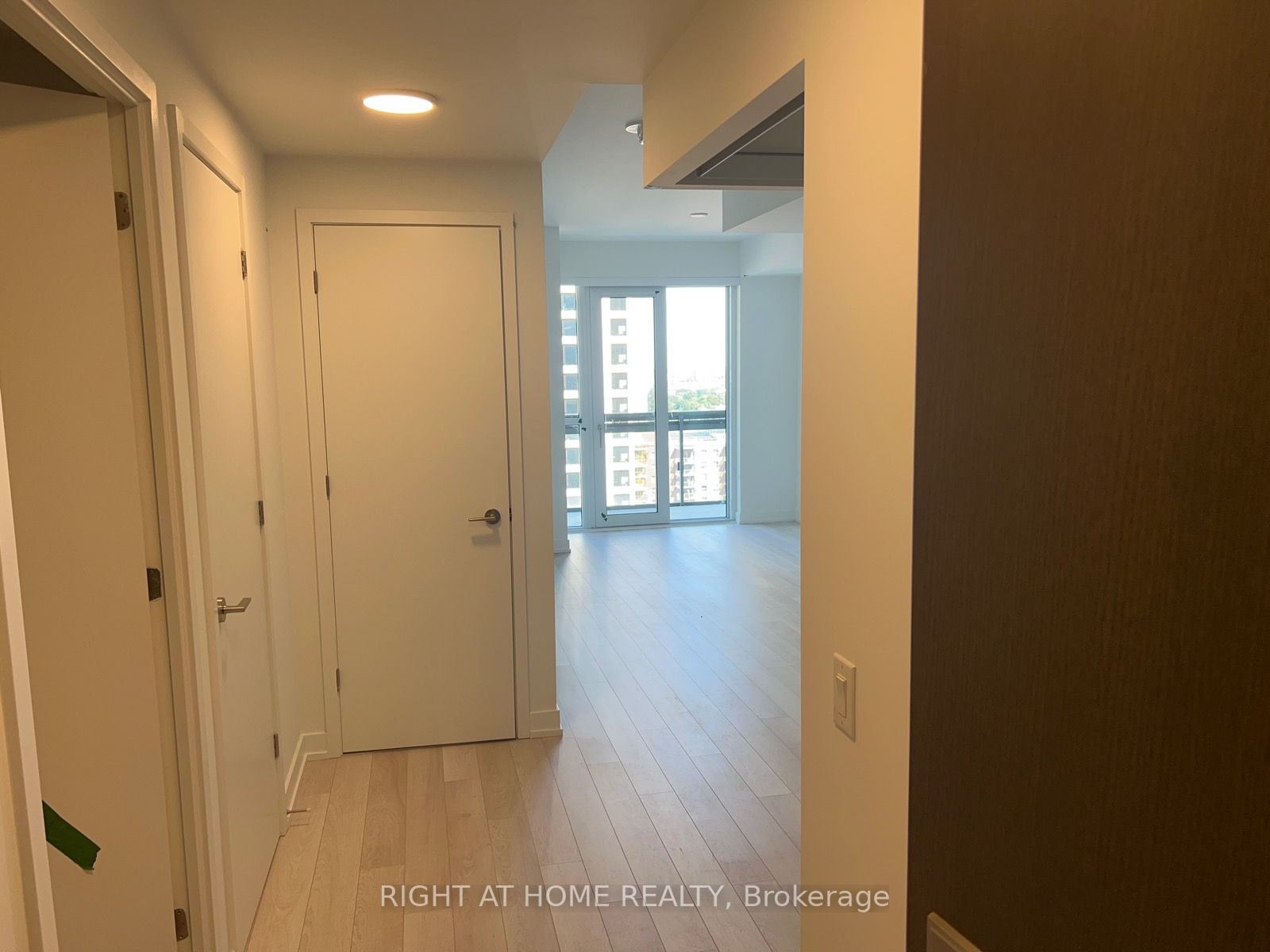 39 Roehampton Ave 1610