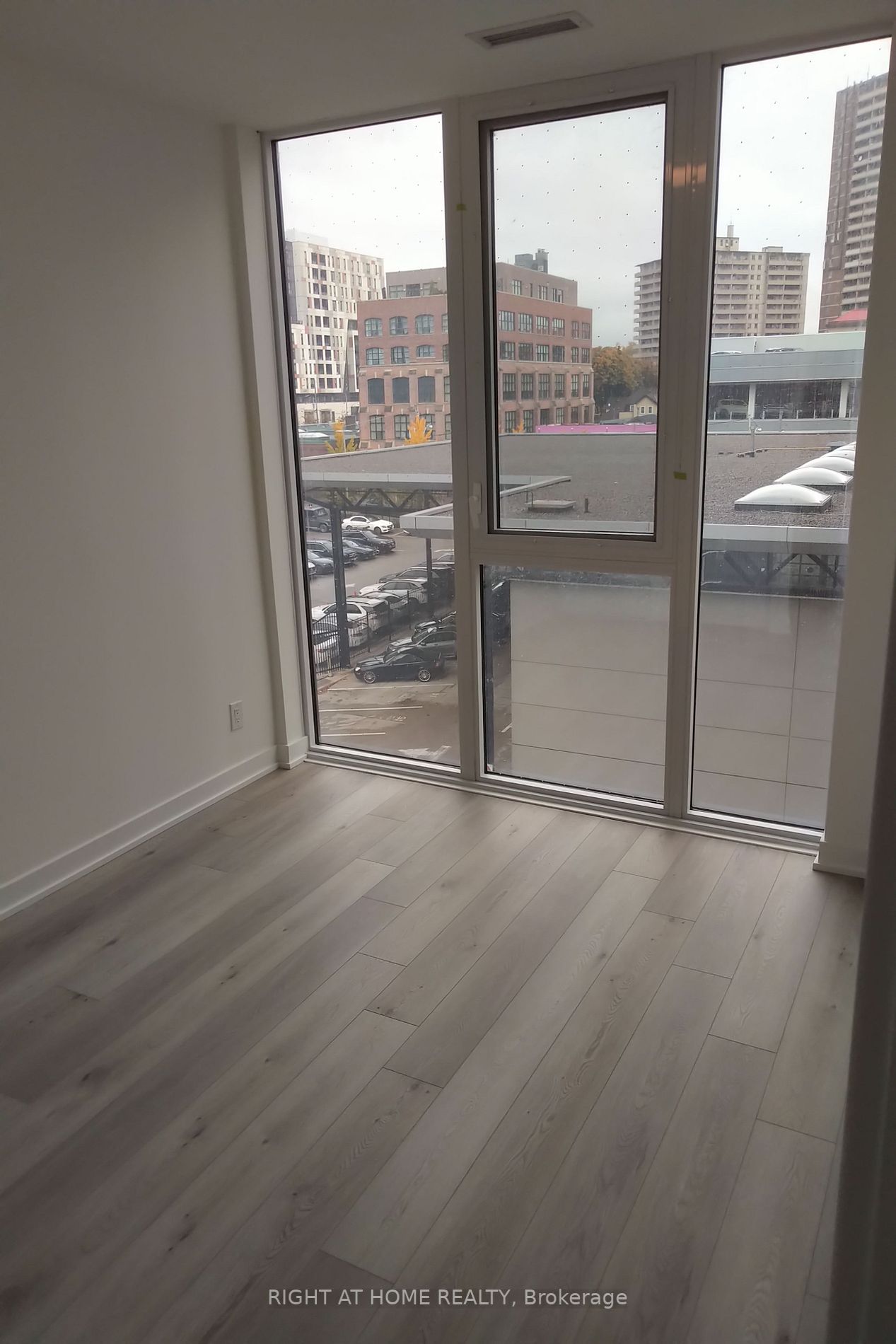 5 Defries St 422