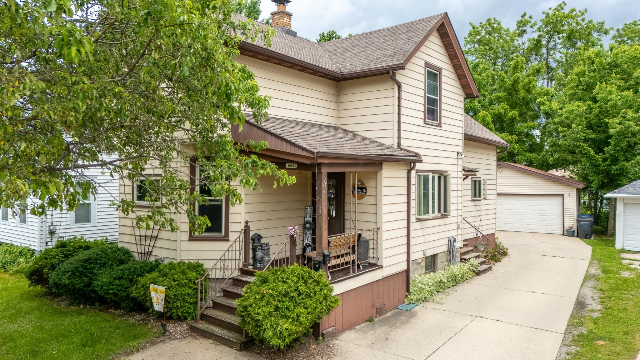 1008 WAUGOO Avenue