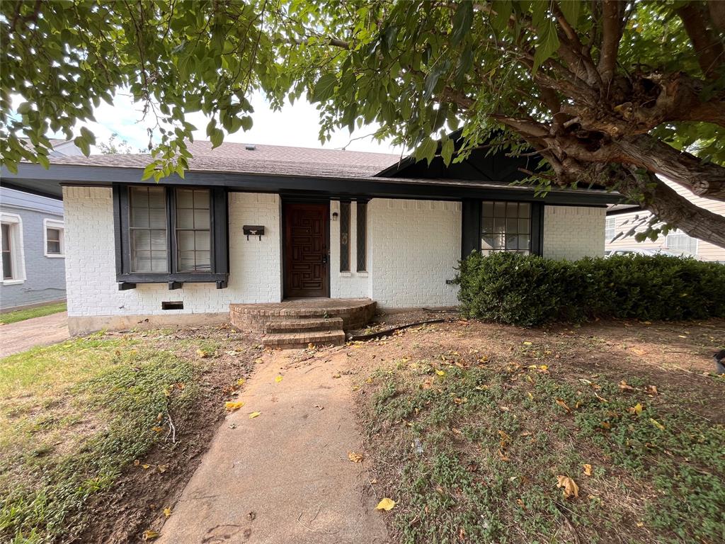 Opportunity awaits at 1104 E Robert St, Fort Worth, TX 76104. This 3-bedroom, 2-bath home is ready for your personal touch and updates—perfect for investors or buyers looking to customize their dream space. The property features a solid foundation and a flexible layout, offering endless renovation potential. Enjoy a prime location with easy access to major highways, public transportation, shopping, dining, and home improvement stores like Home Depot and Lowe’s. Nearby grocery options and local businesses add to the convenience. Don’t miss this chance to create your ideal home or investment property. Schedule your showing today and explore the possibilities!

- Convenient to transportation, shopping, and dining  
- Morningside Elementary School walking distance