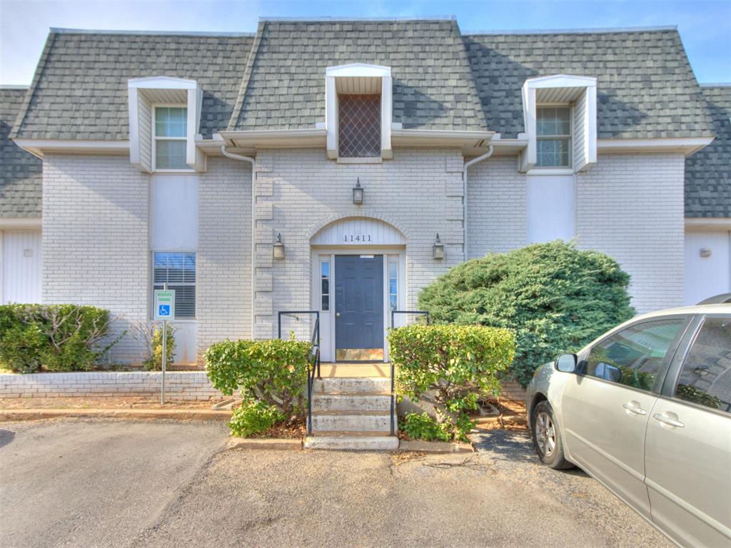 This 2 bedroom, 2 full bath ground floor condo is ready for move-in. Recent upgrades include new central heat and air, including a new thermostat. Fresh paint, and new white faux blinds throughout. Freshly painted kitchen cabinets. Kitchen counter tops. New Refrigerator. New plumbing fixtures. New cabinet hardware. All updated ceiling fans. New flooring. New door locks. Hot water tank. Secluded patio with privacy fencing.Experience the convenience of this prime location in north central Oklahoma City. Just minutes from Lake Hefner, Quail Springs, Kilpatrick Turnpike, and plenty of shopping and dining.