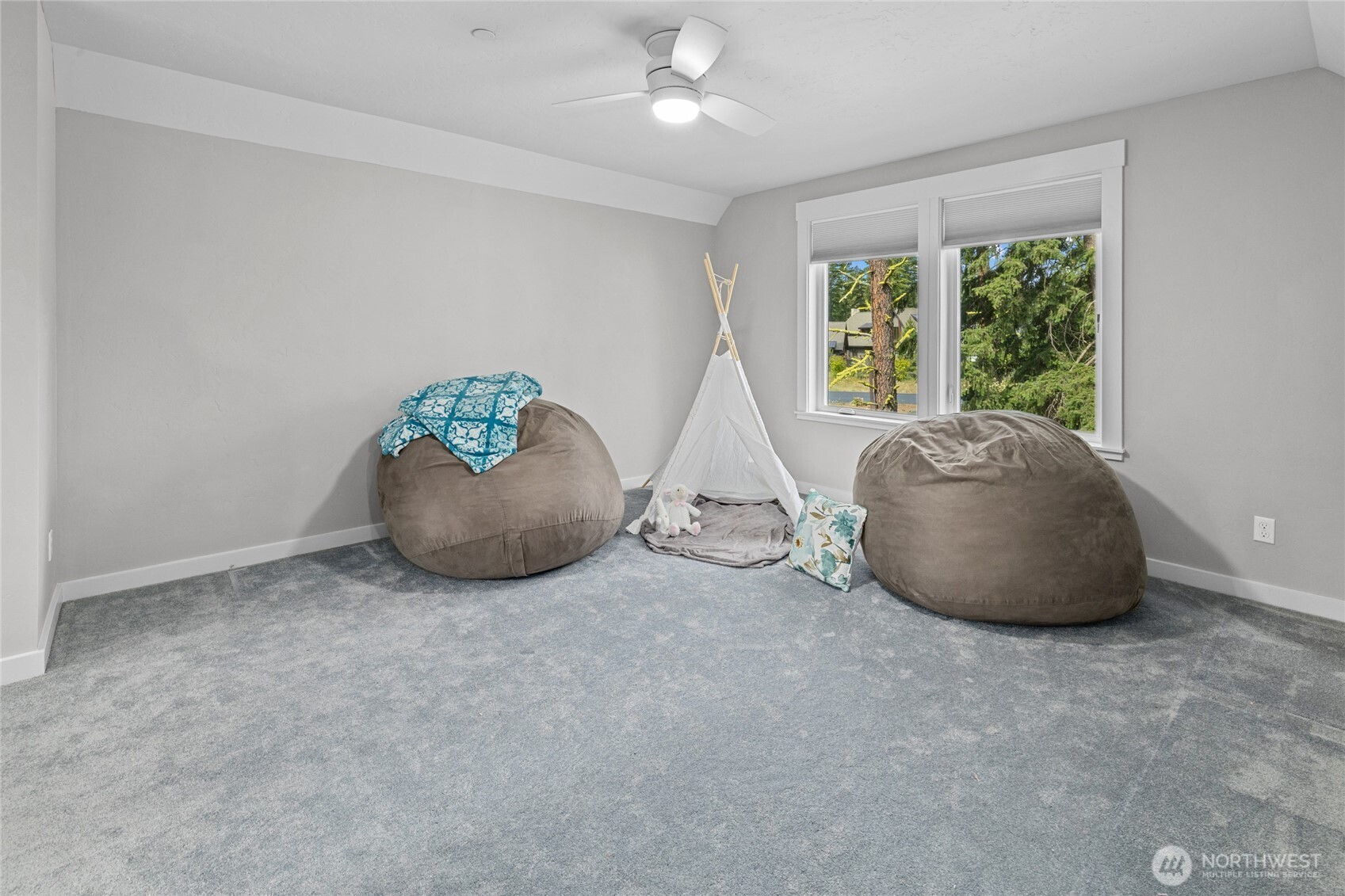 Upstairs Bedroom with En-Suite Bathroom / Tv - Rec room / Office / Workout room / Craft room